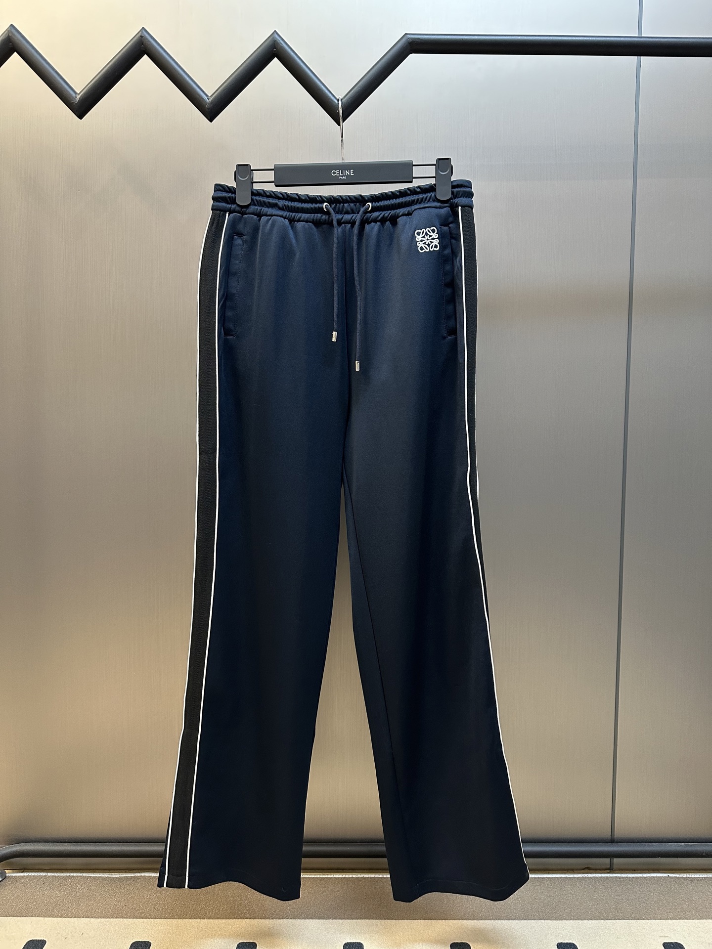 🅿️240 Pantalones casuales de cintura media con cinta de contraste. Tejido de punto técnico liso, adornado con rayas de…