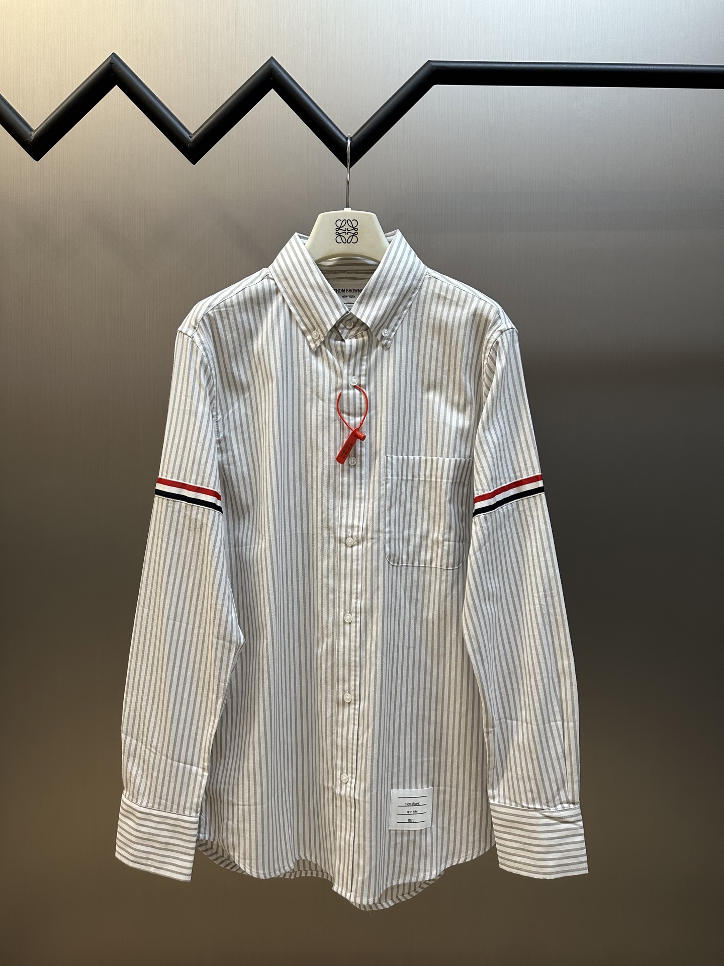 THOM BROWNE Camisa de rayas con cinta tejida. Algodón personalizado de rayas tejidas, gris oscuro discreto con rayas cl…