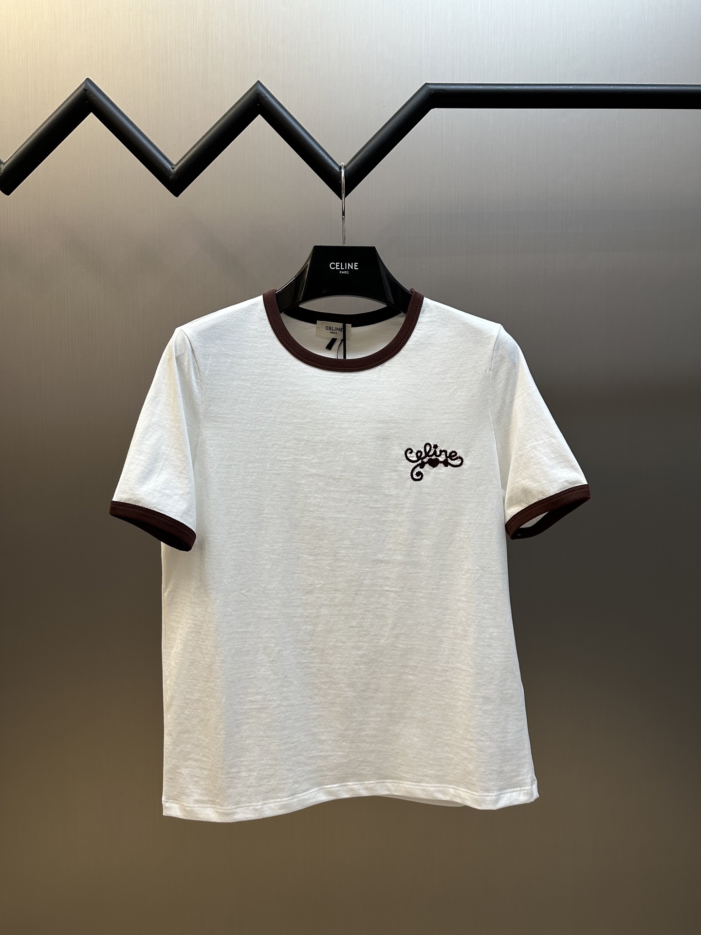 Celine Camiseta de manga corta con bordado de contraste. Material de algodón importado, base de color liso con ribetes …