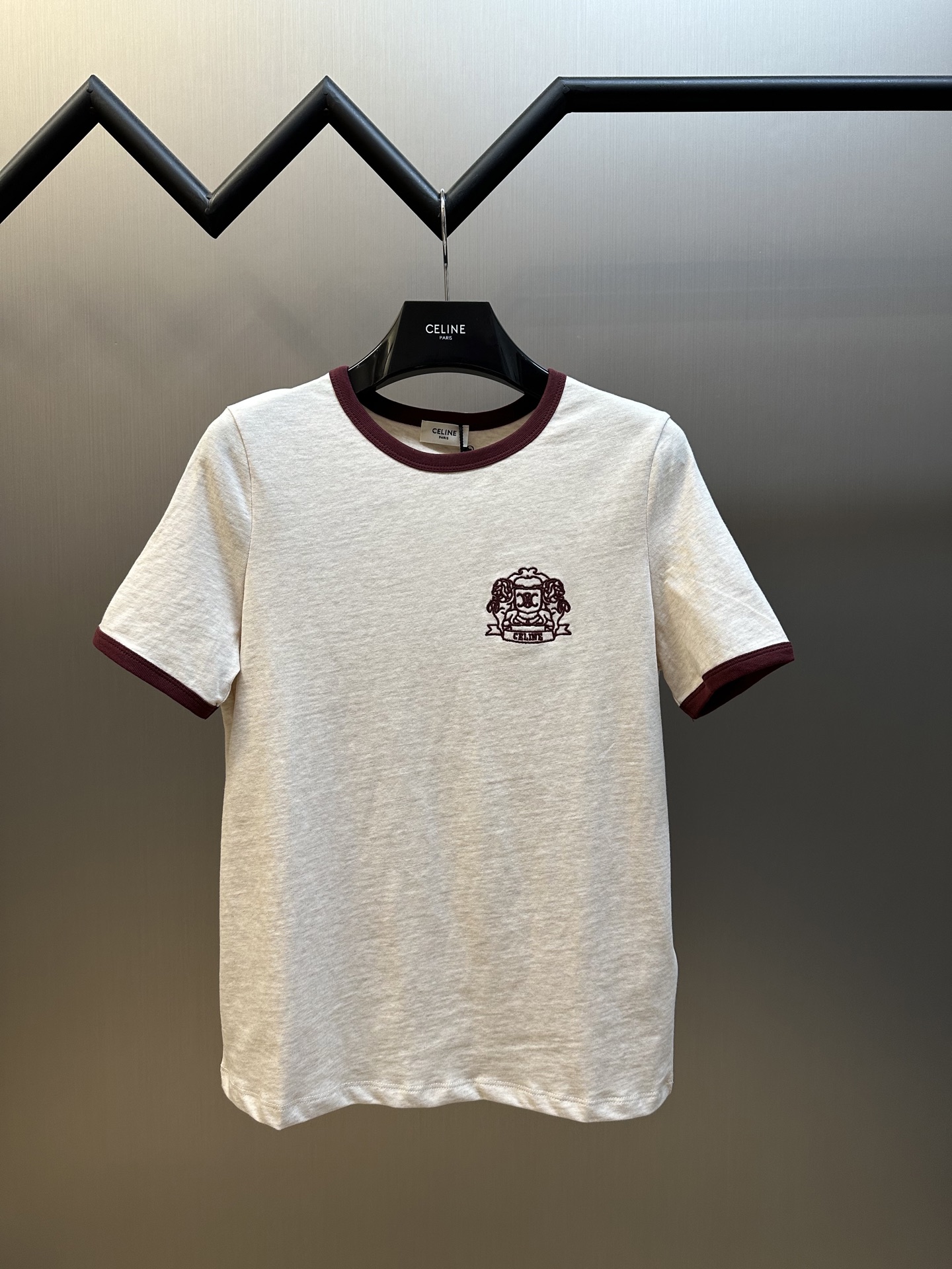 Celine Camiseta de manga corta con bordado de insignia. Material de algodón importado, base de color liso con ribetes d…