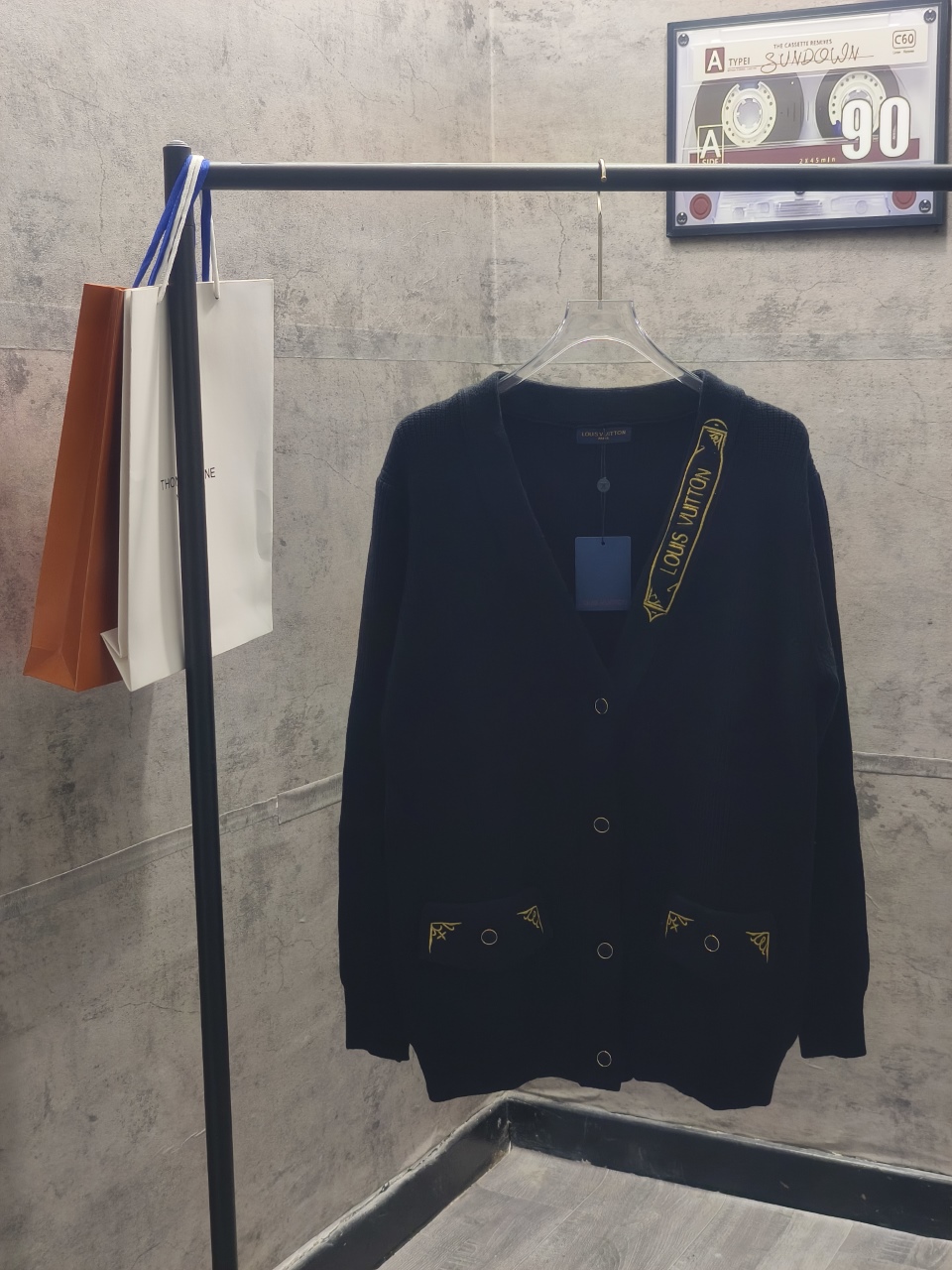 P155 🀄️ Chaqueta tipo cardigan de lana con cuello en V Louis Vuitton 1v 25SS. Comprado originalmente por 20.500. Tejid…