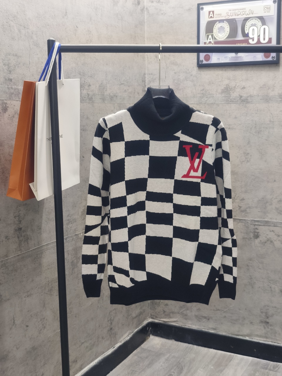 P125 Louis Vuitton El jersey de lana con cuello alto de Louis Vuitton rinde homenaje al estilo parisino con el patrón d…
