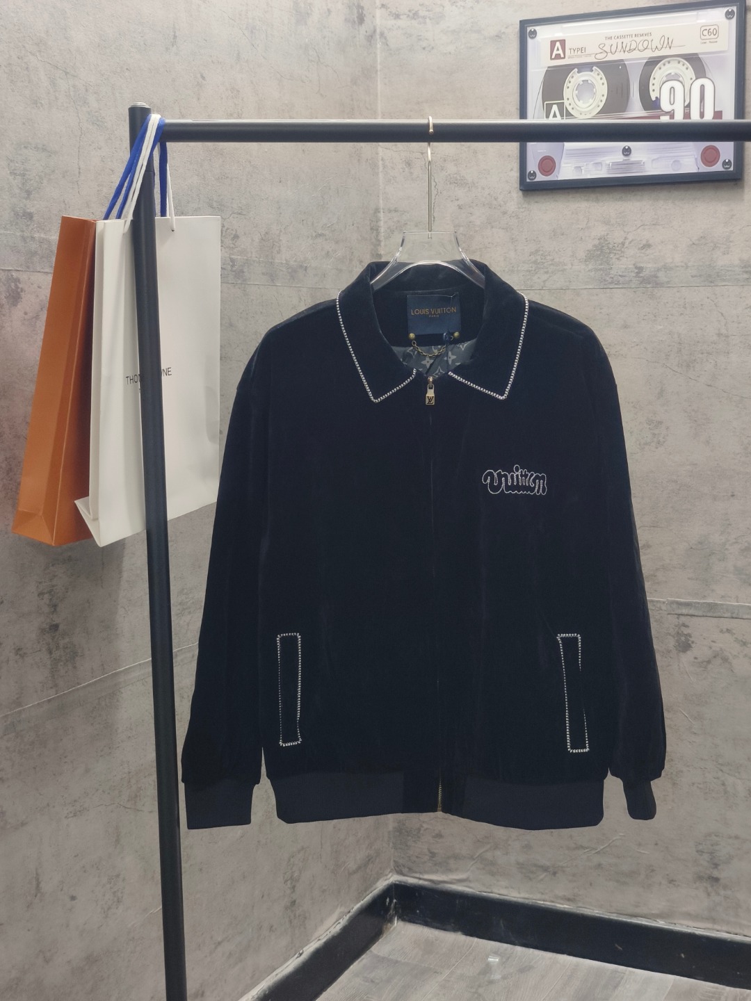 P215 Subasta colgante real] Chaqueta bomber de piel de vacuno bordada LV / Louis Vuitton Chaqueta de béisbol. Esta chaq…