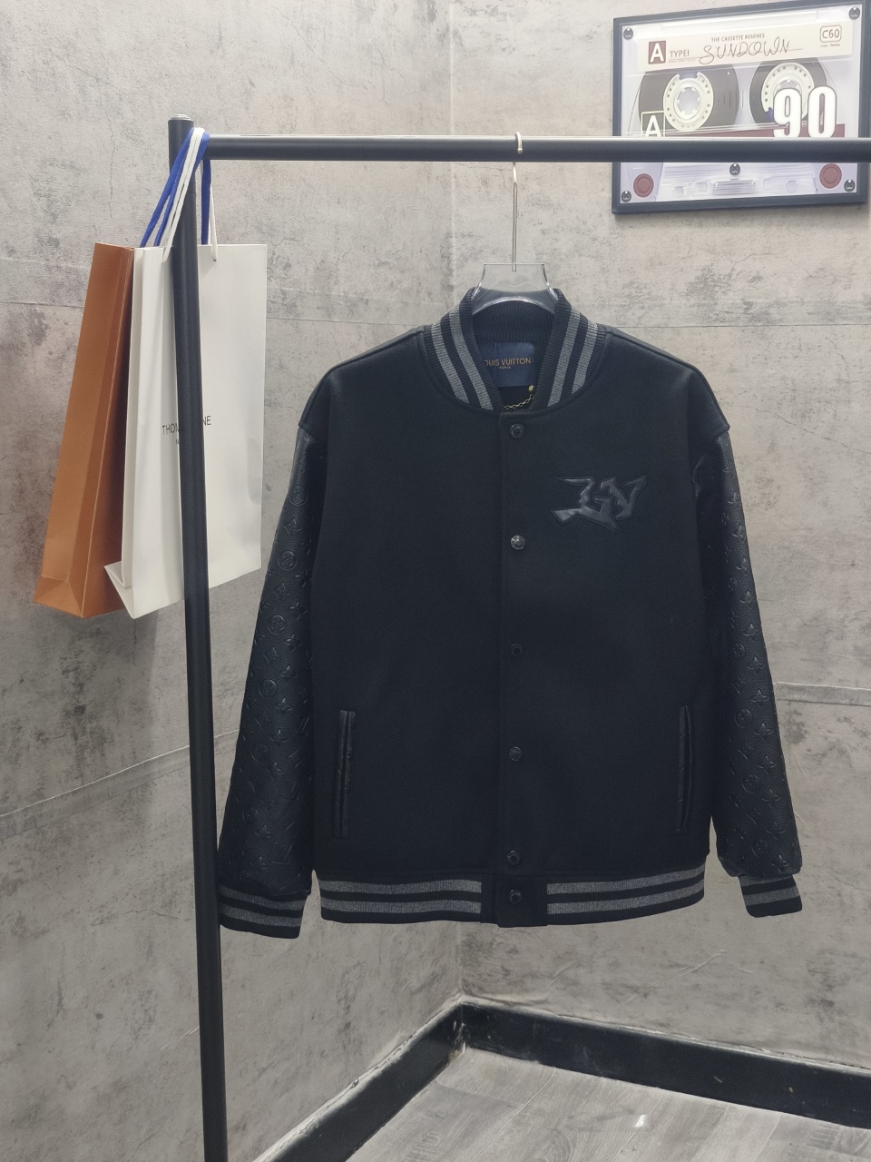 P215 Subasta colgante física] 1V / Louis Vuitton chaqueta de uniforme de béisbol bordada de cuero en relieve con estamp…