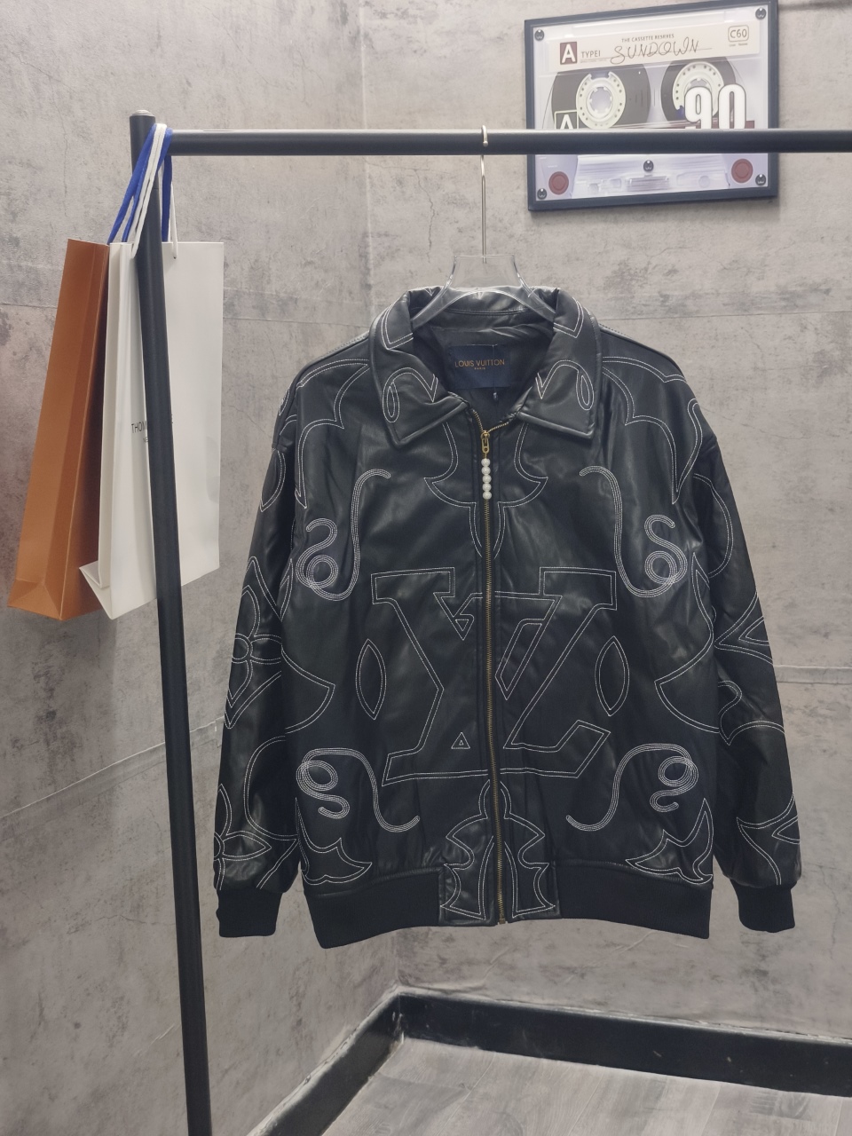 P215 Subasta colgante real] Chaqueta de béisbol con chaqueta bomber Louis Vuitton 1V. El diseño clásico y los hermosos …