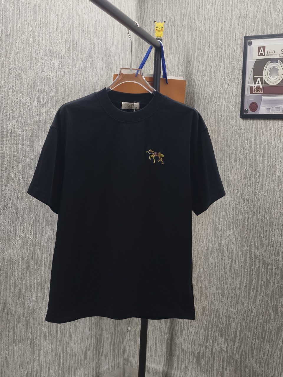 P85🌈🌈 Versión alta Hermes/爱马仕 Nueva primavera-verano Edición limitada del año del caballo Camiseta de manga corta bor…