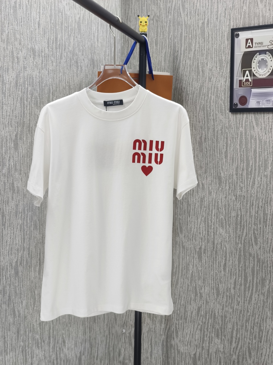 P90🌈🌈 Versión alta MiuMiu/ Miu Miu Camiseta de manga corta con logo MM ❤ en silicona en relieve de la nueva…