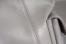 The original leather material is very delicate and soft. The style of this model is relatively lazy, and the leather is definitely not the right version. 1 The original leather material is very delicate and soft. The style of this model is relatively lazy, and the leather is definitely not the right version.