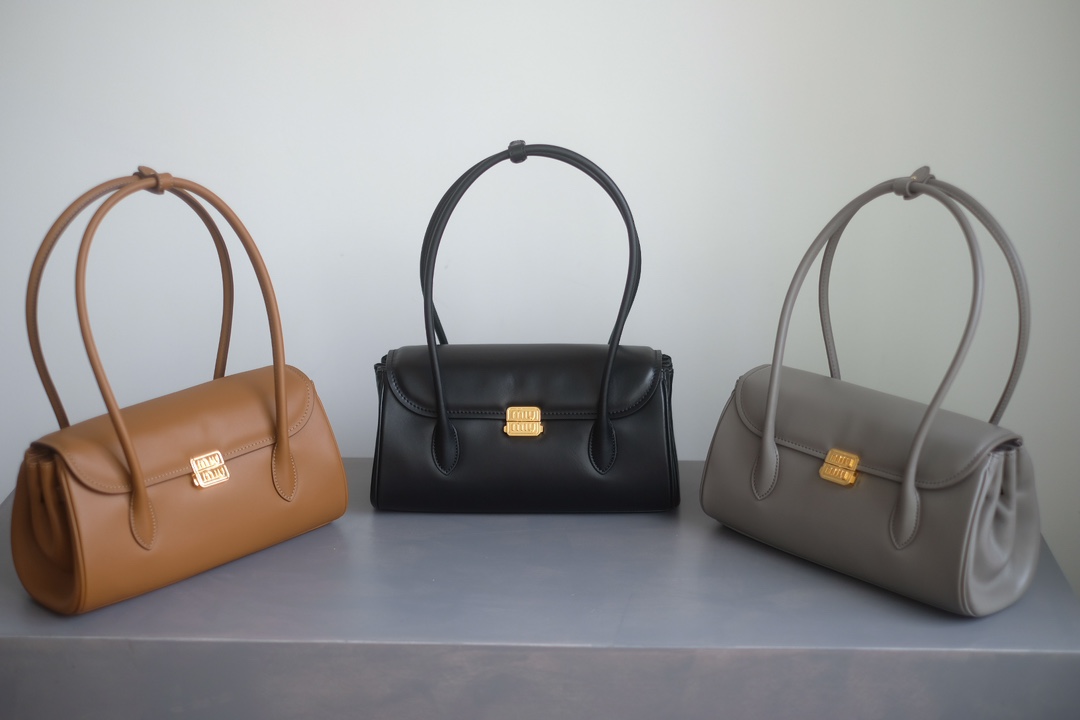 Miu Miu Miumiu 24ss new autumn and winter baguette bag, exclusive quality, and the same channel as the previous bowling ball. Everything is compl