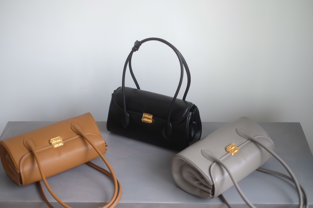 Miu Miu Miumiu 24ss new autumn and winter baguette bag, exclusive quality, and the same channel as the previous bowling ball. Everything is compl