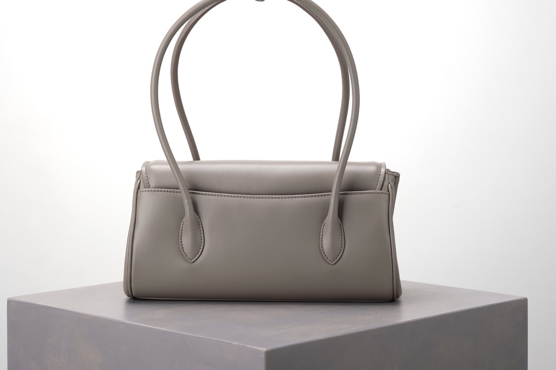 Miu Miu Gray Miumiu 24ss new fall and winter baguette bag, exclusive quality, same channel as the previous bowling ball. All original products, y