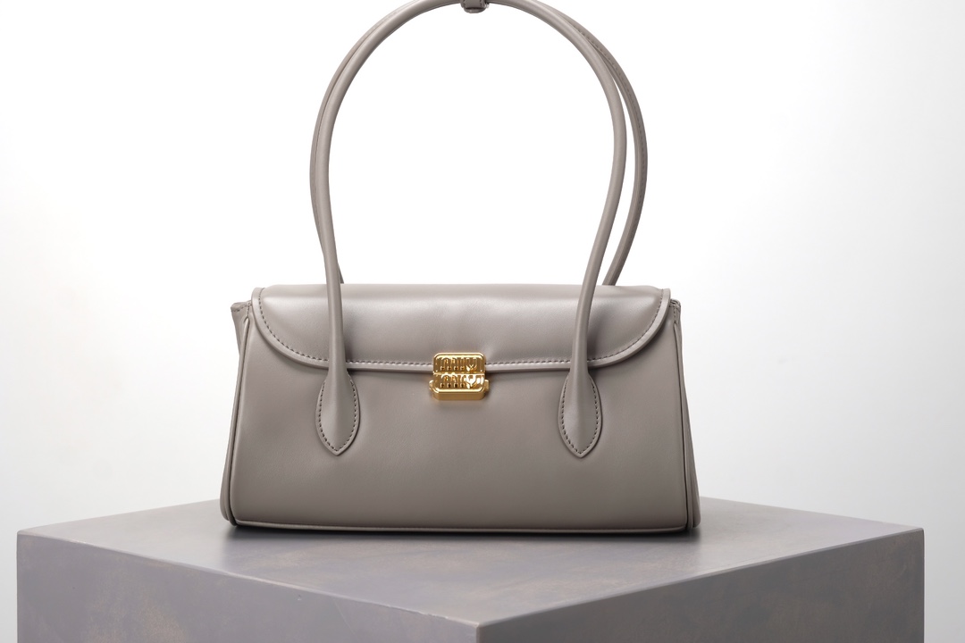 Miu Miu Gray Miumiu 24ss new fall and winter baguette bag, exclusive quality, same channel as the previous bowling ball. All original products, y