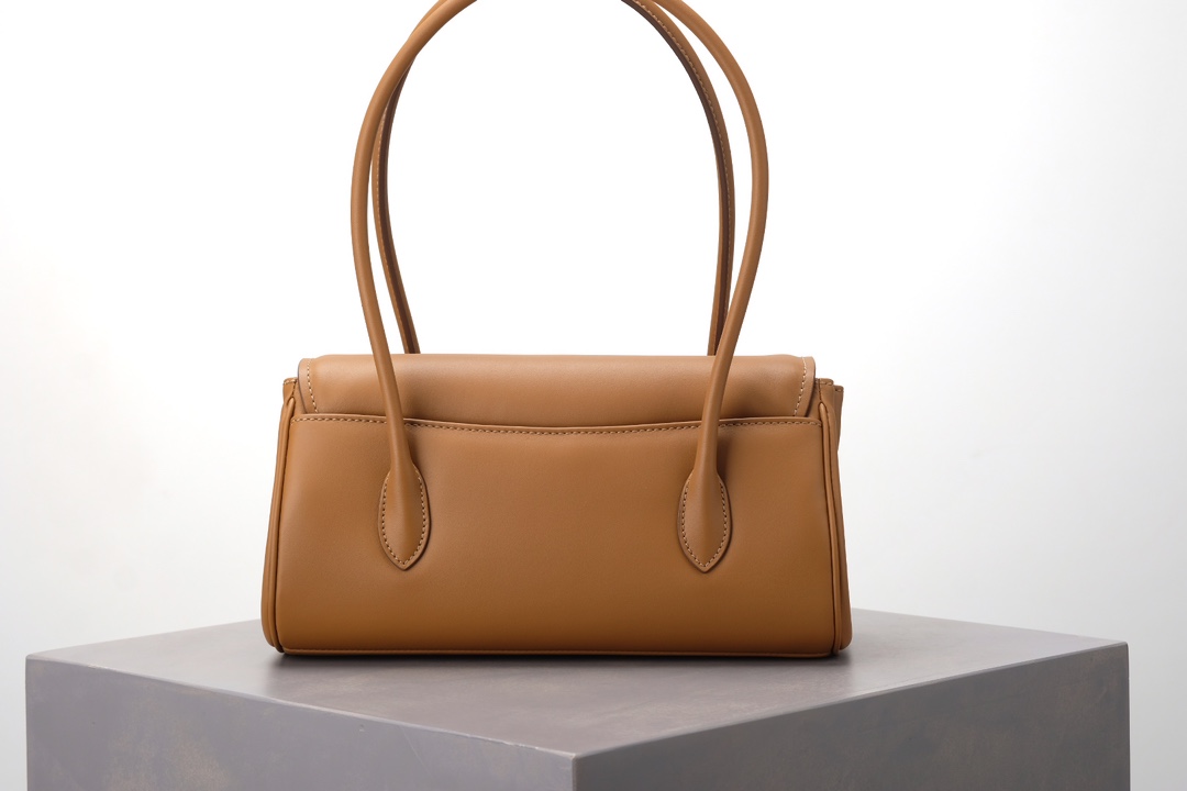 Miu Miu Cognac color Miumiu 24ss new autumn and winter baguette bag, exclusive quality, and the same channel as the previous bowling ball. All or