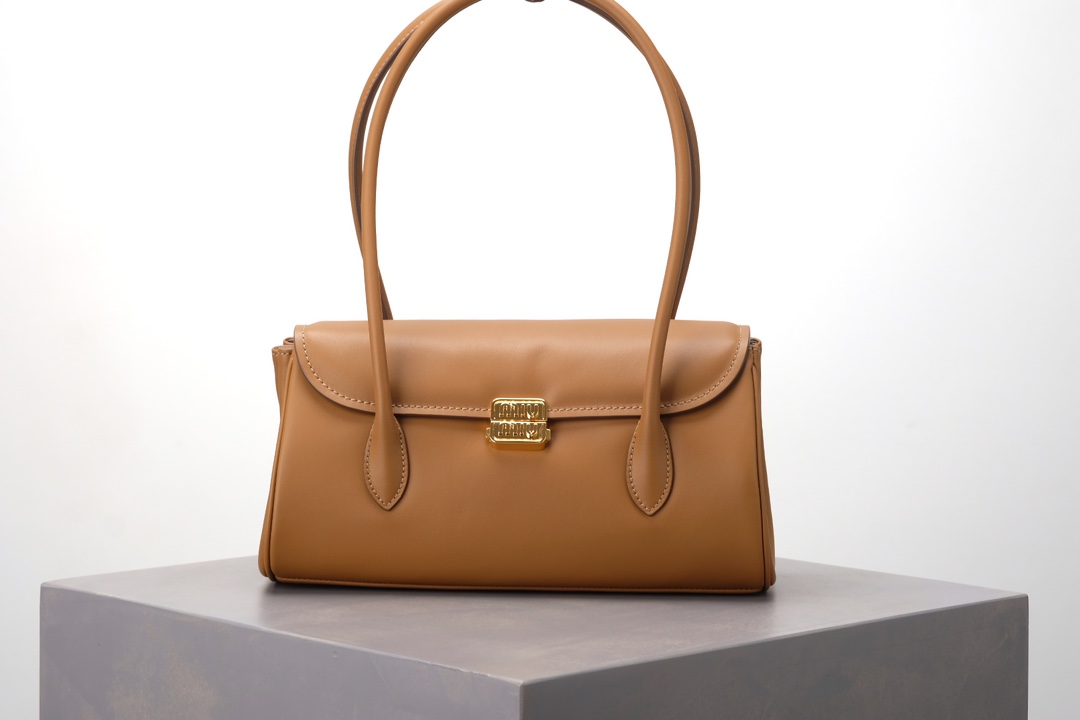 Miu Miu Cognac color Miumiu 24ss new autumn and winter baguette bag, exclusive quality, and the same channel as the previous bowling ball. All or