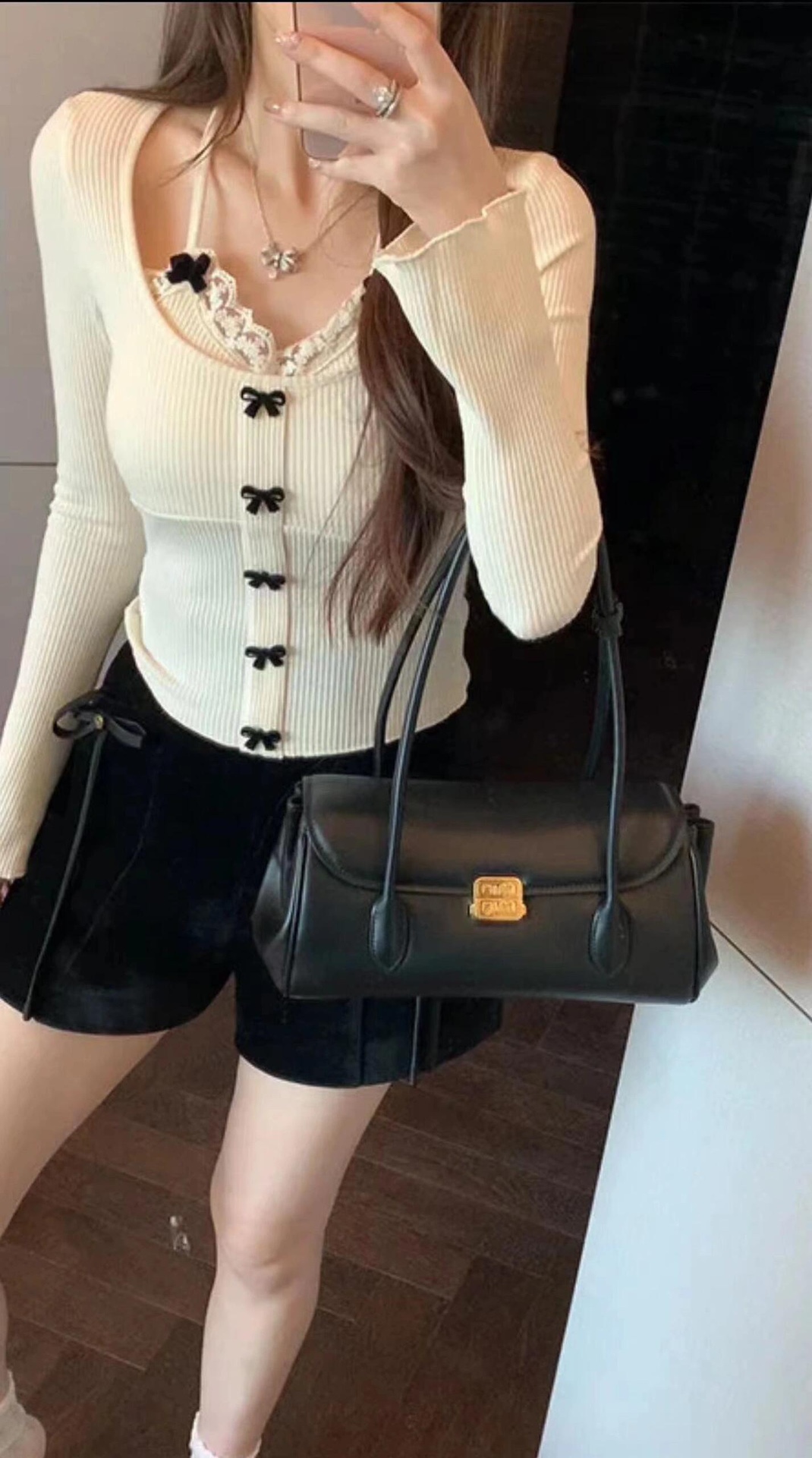 Miu Miu The design style of the baguette leads the new trend, full of "girly feelings" and centered around the bookish style. The uninhibited and