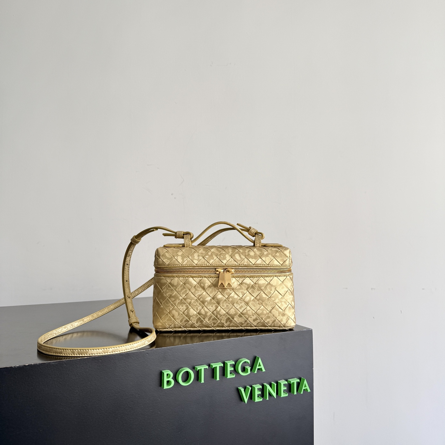 Bottega Veneta's new woven zipper crossbody bag is a crossbody bag that can be used as a cosmetic bag. It is exquisitely woven and has a mottled visual effect on the leather strip. The leather has a velvet-like texture and the bag is compact. It is an indispensable accessory for daily travel. The double zipper also better protects the bag. It has a large capacity. Don't miss it if you like it.
Style number: 789109
Size: 22*12.5*5cm