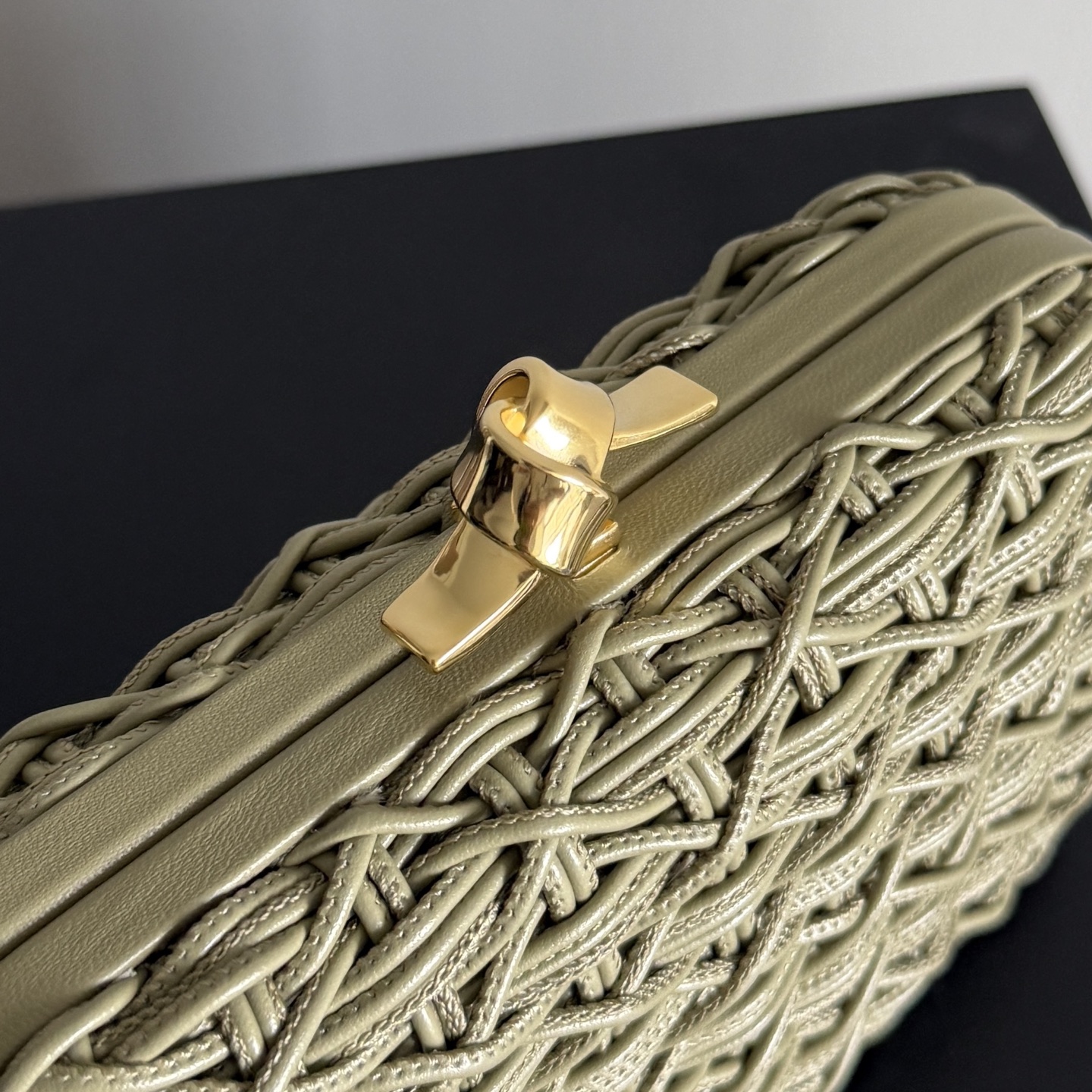 Bottega Veneta Knot series evening clutch bag has a new style 🥰, which uses the brand's iconic Intrecciato hand-weaving process, interweaving leather strips into a grid pattern, and the texture is super unique ✨ photo 1