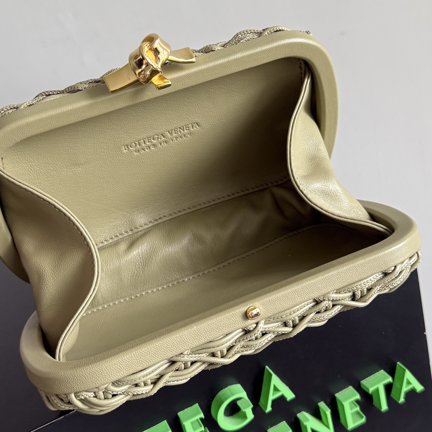 Bottega Veneta Knot series evening clutch bag has a new style 🥰, which uses the brand's iconic Intrecciato hand-weaving process, interweaving leather strips into a grid pattern, and the texture is super unique ✨ photo 2