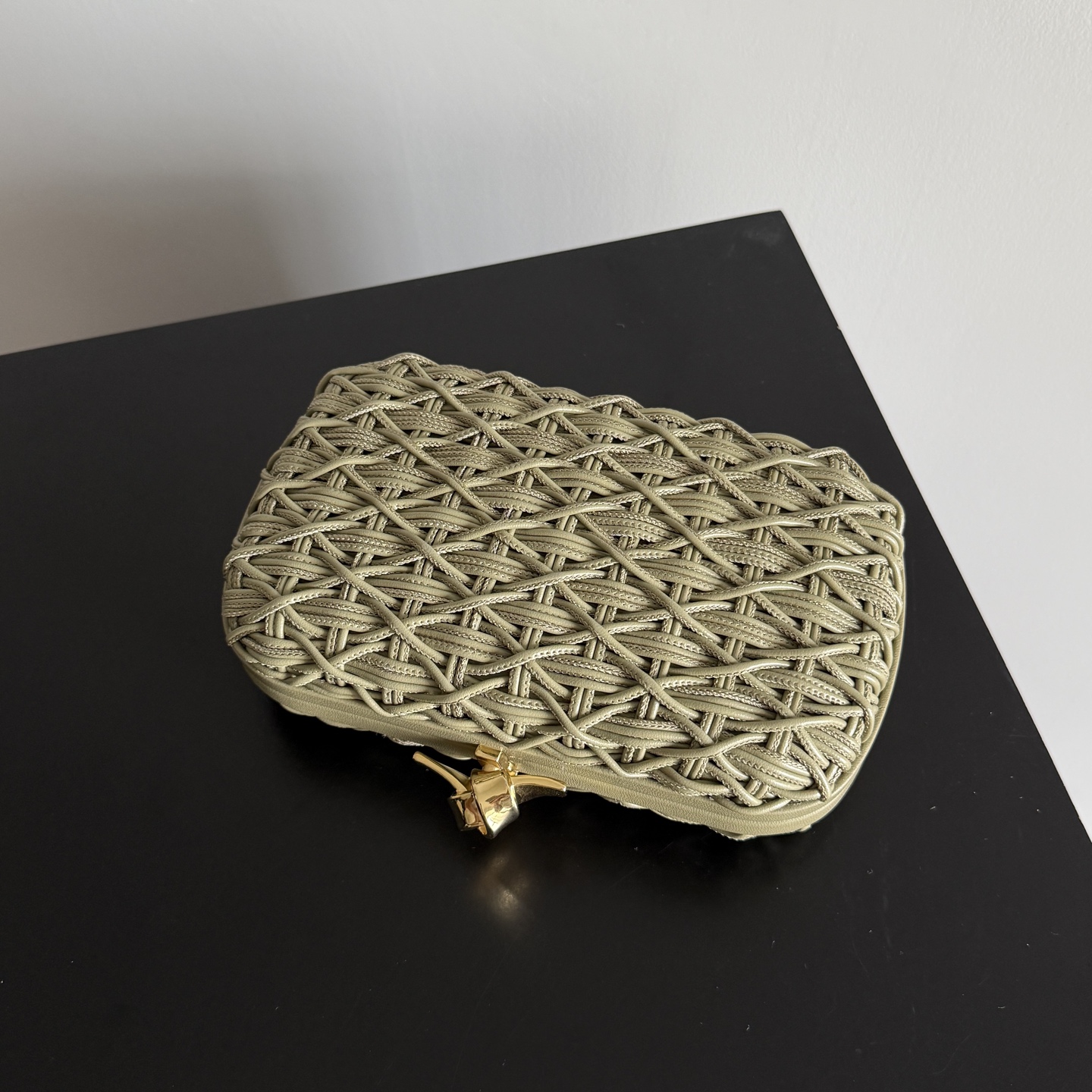 Bottega Veneta Knot series evening clutch bag has a new style 🥰, which uses the brand's iconic Intrecciato hand-weaving process, interweaving leather strips into a grid pattern, and the texture is super unique ✨ photo 3
