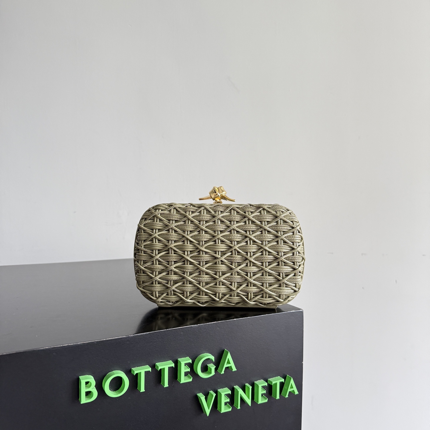 Bottega Veneta Knot series evening clutch bag has a new style 🥰, which uses the brand's iconic Intrecciato hand-weaving process, interweaving leather strips into a grid pattern, and the texture is super unique ✨