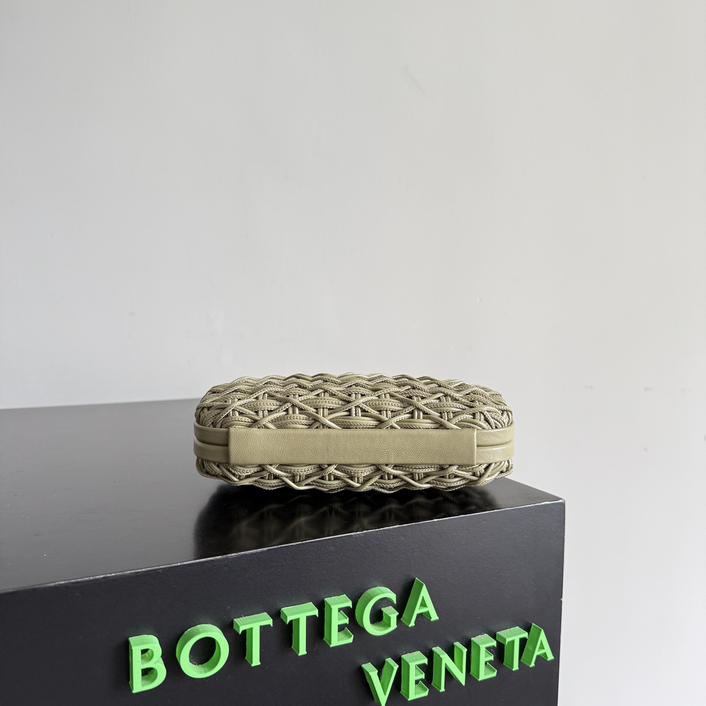 Bottega Veneta Knot series evening clutch bag has a new style 🥰, which uses the brand's iconic Intrecciato hand-weaving process, interweaving leather strips into a grid pattern, and the texture is super unique ✨ photo 5