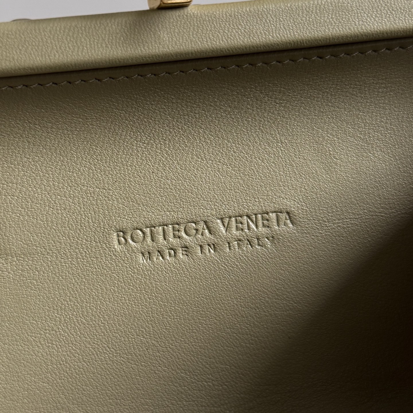 Bottega Veneta Knot series evening clutch bag has a new style 🥰, which uses the brand's iconic Intrecciato hand-weaving process, interweaving leather strips into a grid pattern, and the texture is super unique ✨ photo 6