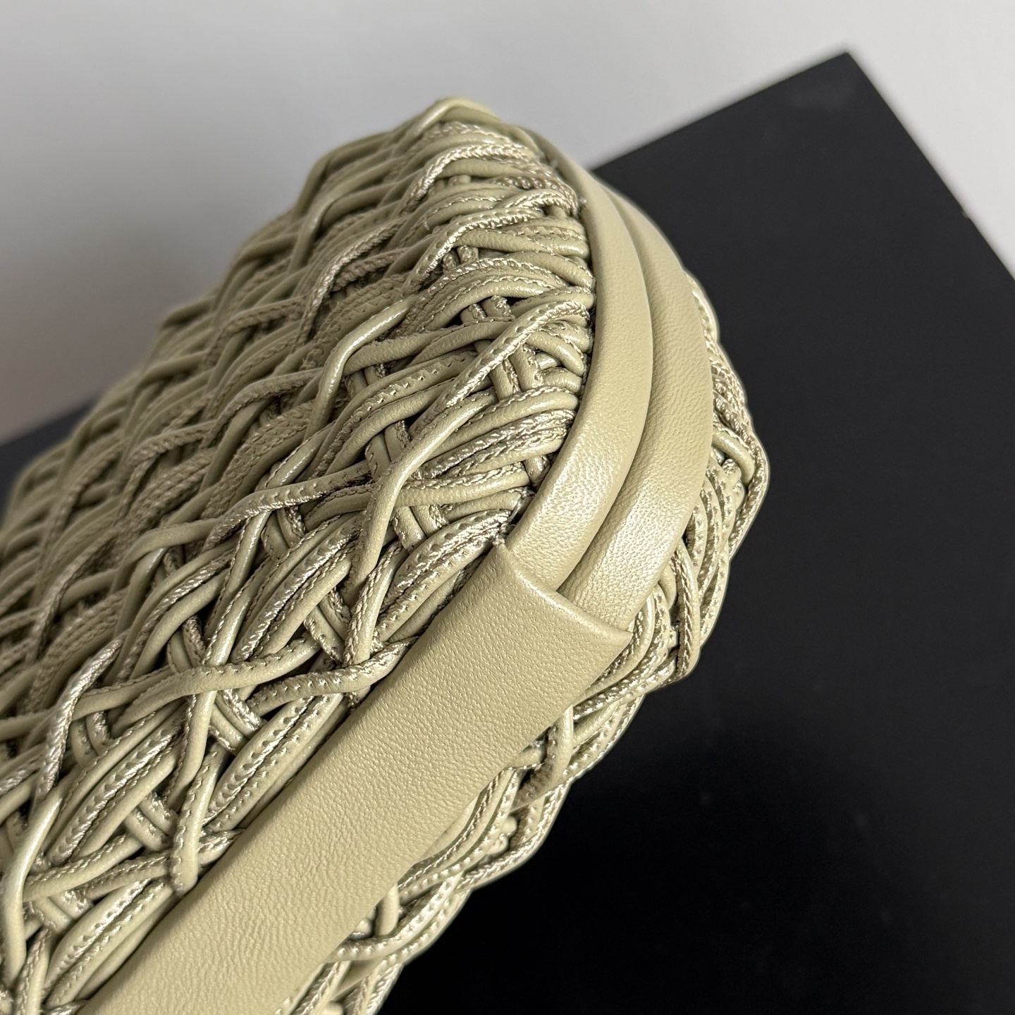 Bottega Veneta Knot series evening clutch bag has a new style 🥰, which uses the brand's iconic Intrecciato hand-weaving process, interweaving leather strips into a grid pattern, and the texture is super unique ✨ photo 7