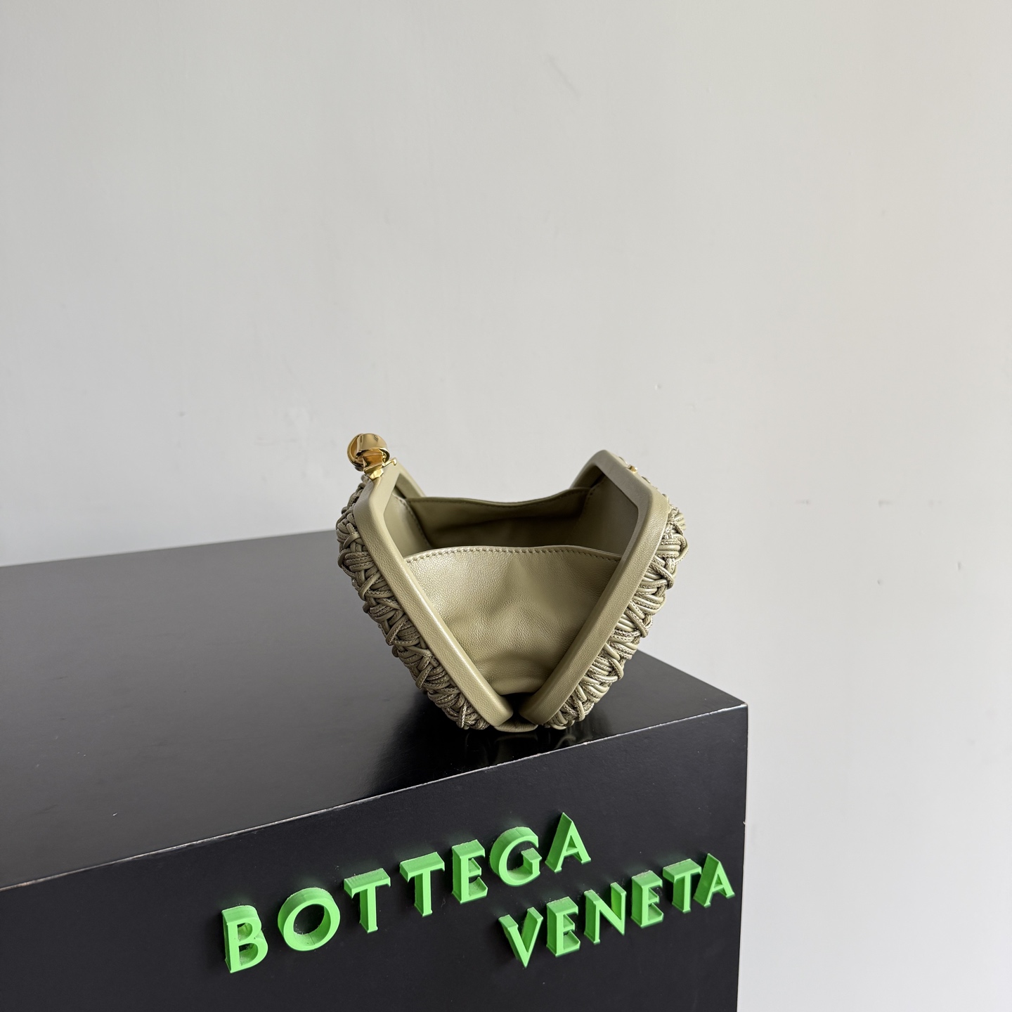 Bottega Veneta Knot series evening clutch bag has a new style 🥰, which uses the brand's iconic Intrecciato hand-weaving process, interweaving leather strips into a grid pattern, and the texture is super unique ✨ photo 8