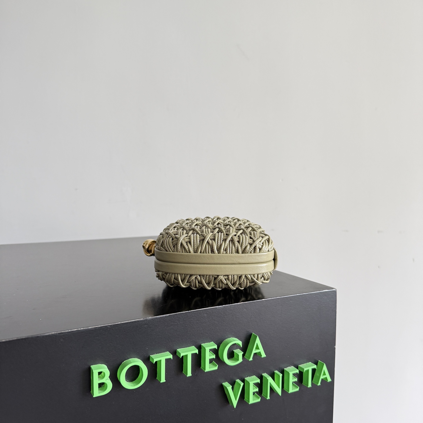 Bottega Veneta Knot series evening clutch bag has a new style 🥰, which uses the brand's iconic Intrecciato hand-weaving process, interweaving leather strips into a grid pattern, and the texture is super unique ✨ photo 9