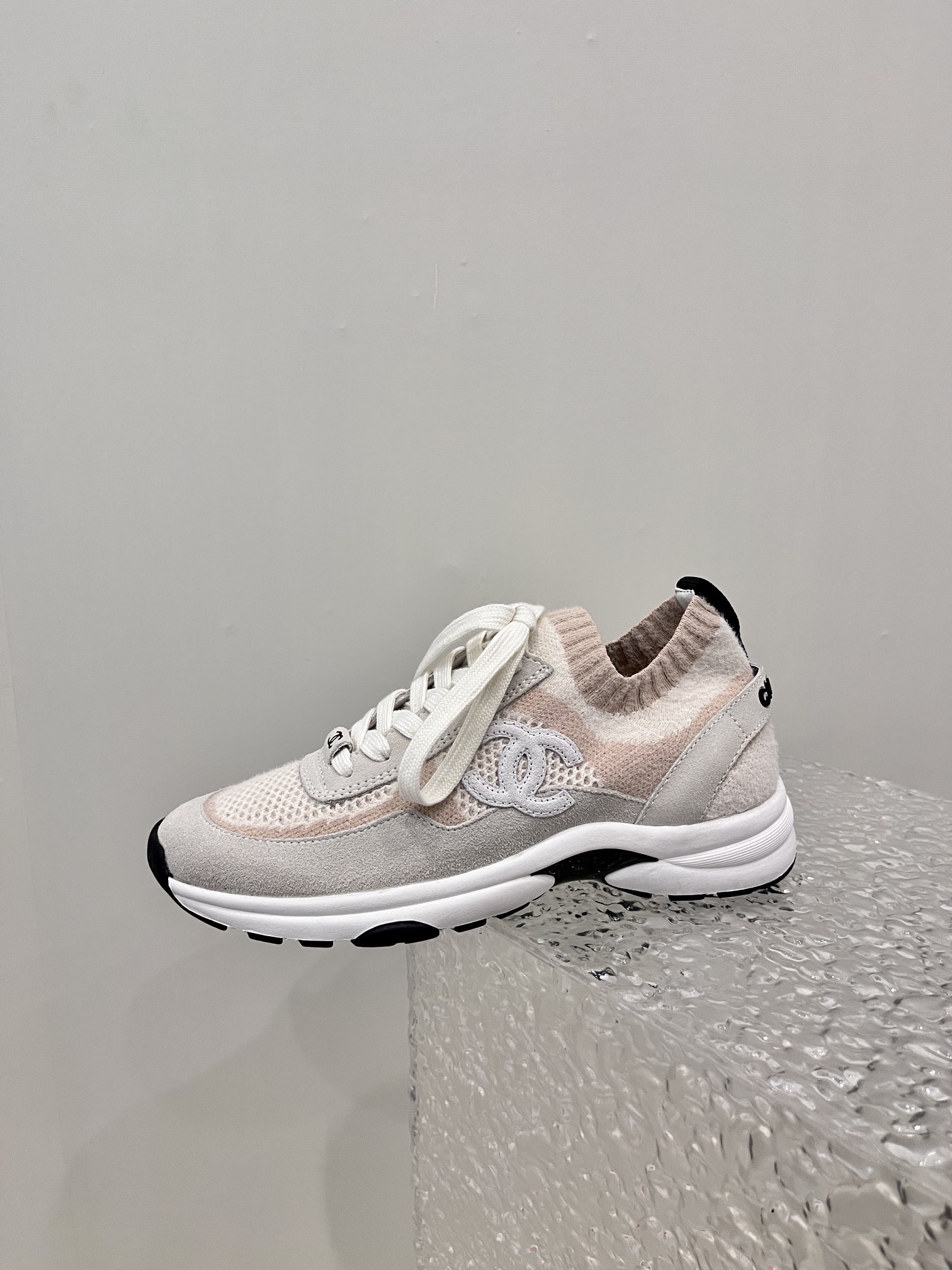 NO:243153,Chanel - top casual sneakers for counters This classic design; the upper has a variety of craftsmanship and electric embroidery styles; the sole is fashionable and sporty; it is an extraordinary variety of color matching elements... The diversified mix and match is very beautiful and versatile, casual, fashionable, sports, and outdoors can be taken into account... Go material The upper uses original imported high mercerized beef reverse velvet   imported breathable net The inner uses original imported breathable net Outsole based on original TPU combination sole The counter is boutique packaging for women 35–42, casual shoes/sports shoes, chanel, chanel, sneakers19860909Chanel香奈儿——专柜顶级休闲款运动鞋 这款经典设计；鞋面多种工艺电绣的风格；大底却时尚运动；不平凡的拥入了多种配色元素…… 多元化混搭非常好看百搭,休闲,时尚,运动,户外都能兼顾…… Go 材料 鞋面采用 原版进口高丝光牛反绒 进口透气网 内里采用 原版进口透气网 大底根据 原版TPU组合大底 专柜精品包装全套女35–42,休闲鞋/运动鞋,chanel,chanel,sneakers,Women's Shoes