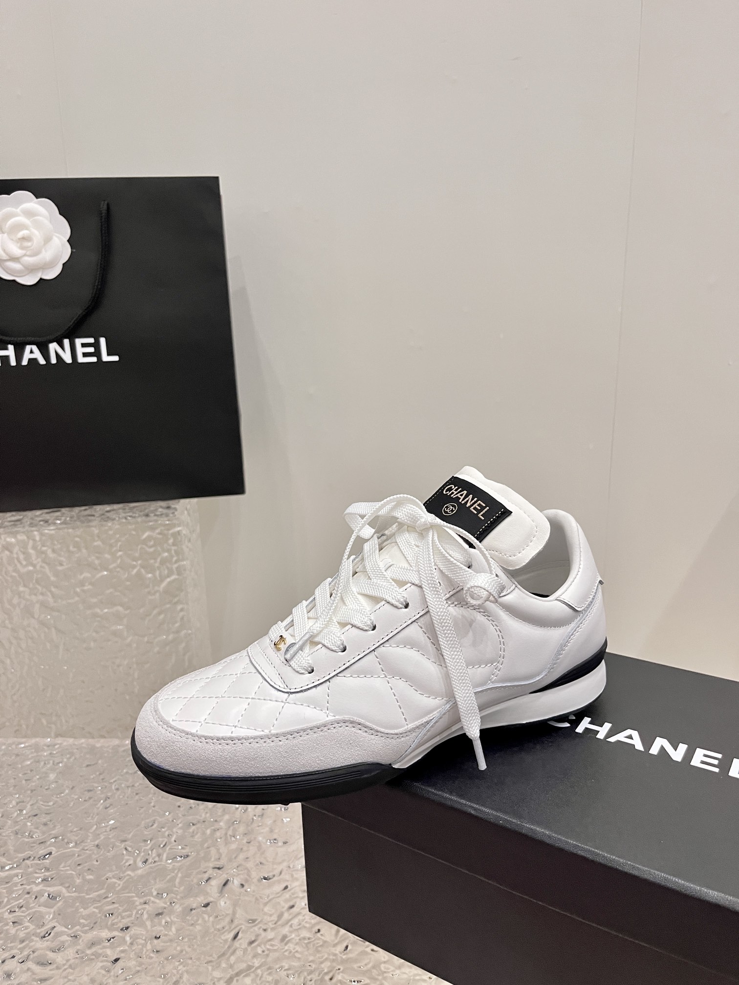 NO:558710,Chanel CHANEL SS early spring new casual sports baseball shoes with rhombus stitching and glitter. The classic model has a new twist. The colors of the new season's casual shoes are very fresh and very springy. The most comfortable shoes in Xiaoxiang, super soft, I must highly recommend these all-sheepskin sports baseball shoes. The soles are light and comfortable and can be used for running and jumping. The upper is soft sheepskin and the lining is soft sheepskin. The sole is molded and comfortable with rubber sole.  Size 35-39 (40 fixed), casual shoes/sports shoes, chanel, chanel, sneakers, sheepskin19860909小香香奈儿CHANEL SS早春新款菱格拼接闪光休闲运动棒球鞋 ,经典款又玩出了新花样 新一季的休闲鞋配色都很清新 非常有春天的味道 小香中最最舒适的鞋子,超级柔软,那一定强烈推荐此款全羊皮运动棒球鞋 鞋底轻便舒适 跑跳皆可 鞋面柔软羊皮 内里柔软羊皮 鞋底开模舒适橡胶底 码数35-39（40定）,休闲鞋/运动鞋,chanel,chanel,sneakers,sheepskin,Women's Shoes