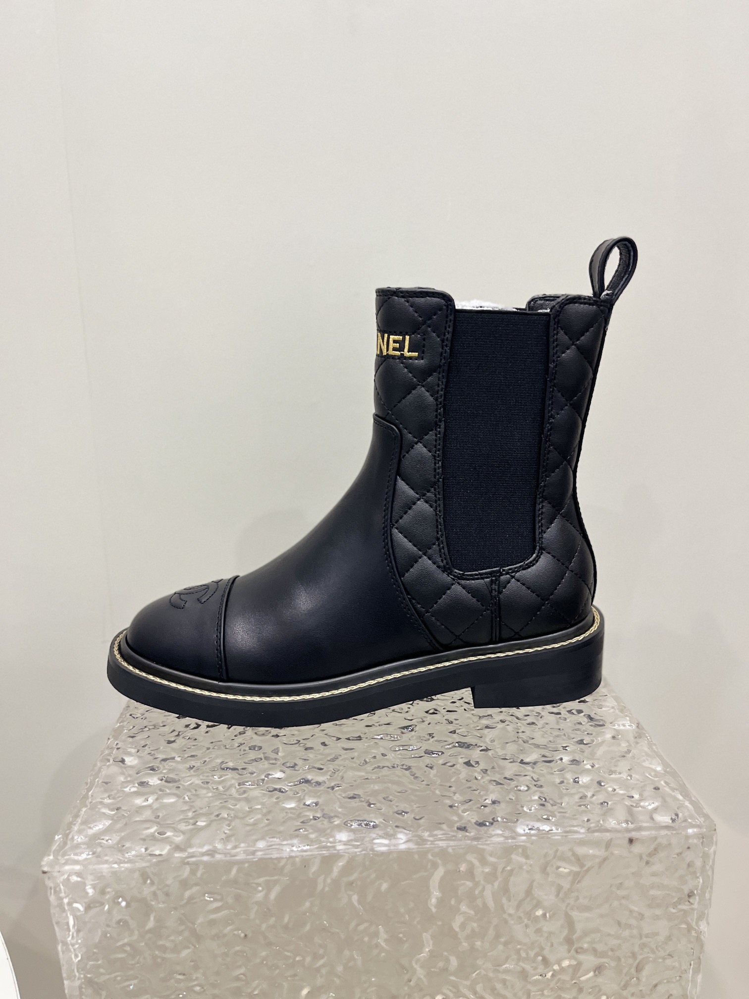 NO:481916,CHANEL Chanel 25 Little Flavor Long Boots High Boots, a must-have item for this autumn and winter!  !  Chanel's autumn and winter heavy industry hot product, Xiaohongshu is highly recommended, it looks good no matter how you match it, and it is a must-have for fashionable things. Chanel's women love simple but irresistible combinations show unique styles of dressing, free mixing and matching, and keep up with the fashionable pace of Grandma Shixiang!  !  !  Exquisite details enlarge the original mold opening hardware buckle. The top version purchasing level is created. ★ The upper uses original cowhide-opening beaded sheepskin inner lining, sheepskin footrest, original mold opening leather sole, size 35-39 (34 40, 41 customized short boots, boots, chanel, chanel, boots, cowhide, sheepskin, Leather soles19860909CHANEL香奈儿25小香长靴高靴,本季秋冬季必备单品！！ 香奈儿秋冬重工爆款 小红书力推款,怎么搭配都好看,时髦精必备,香奈儿女士钟爱简约又难以抗拒系搭配展现与众不同的穿搭风格、自由混搭闪耀到位跟紧香奶奶时尚步伐！！！精致细节放大看原版开模五金扣 顶级版本代购级别打造★鞋面采用原版牛皮开边珠羊皮内里,羊皮垫脚,原版开模真皮大底,码数35-39（34 40、41定做 短靴 高靴,靴子,chanel,chanel,boots,cowhide,sheepskin,Leather soles,Women's Shoes