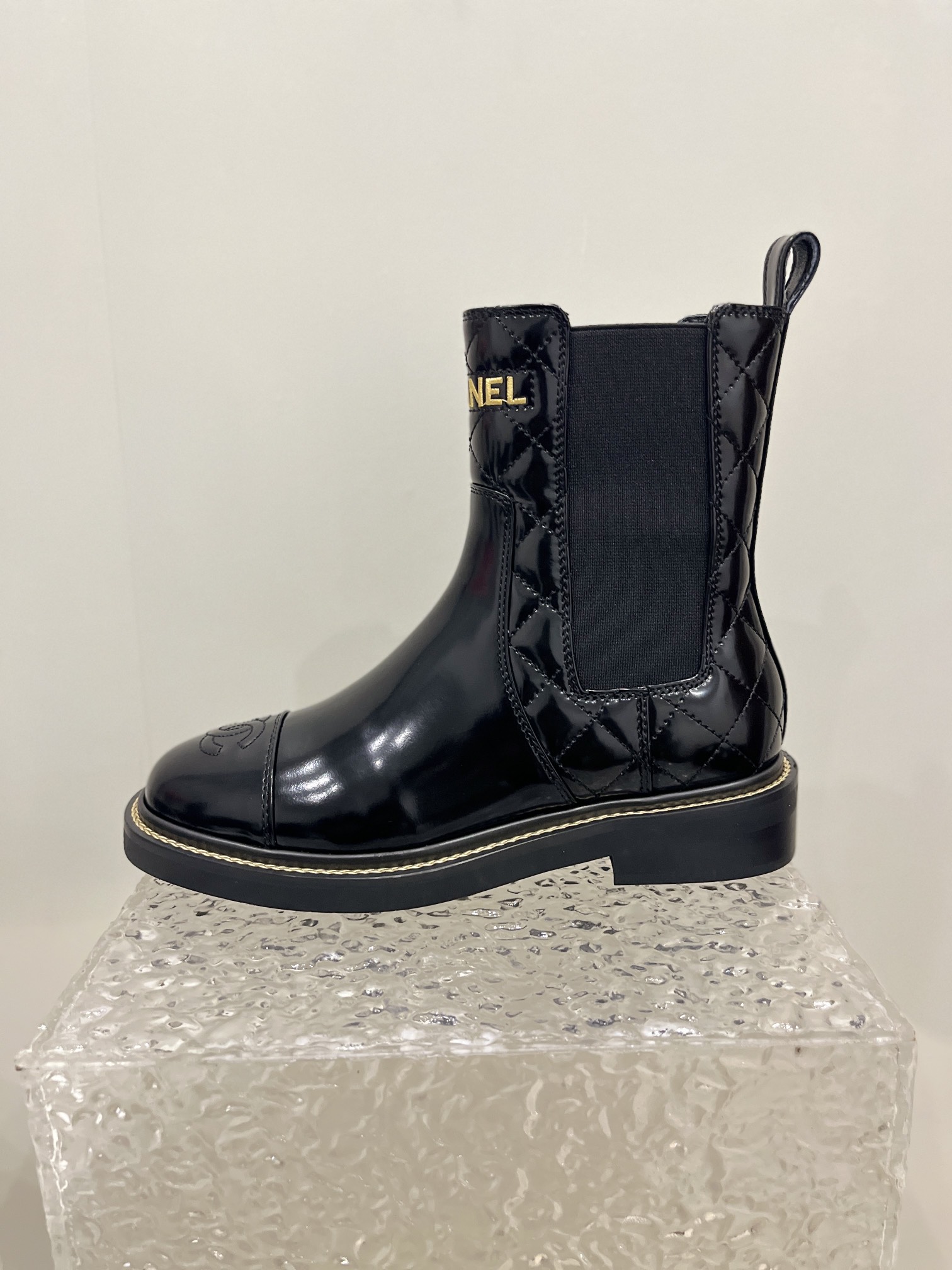 NO:481921,CHANEL Chanel Little Flavor Long Boots, a must-have item for this autumn and winter!  !  Chanel's autumn and winter heavy industry hot product, Xiaohongshu is highly recommended, it looks good no matter how you match it, and it is a must-have for fashionable things. Chanel's women love simple but irresistible combinations show unique styles of dressing, free mixing and matching, and keep up with the fashionable pace of Grandma Shixiang!  !  !  Exquisite details enlarge the original mold opening hardware buckle. The top version purchasing level is created. ★ The upper uses original cowhide-opening beaded sheepskin inner lining, sheepskin footrest, original mold opening leather sole, size 35-39 (34 40, 41 customized short boots, boots, chanel, chanel, boots, cowhide, sheepskin, Leather soles19860909CHANEL香奈儿小香长靴高靴,本季秋冬季必备单品！！ 香奈儿秋冬重工爆款 小红书力推款,怎么搭配都好看,时髦精必备,香奈儿女士钟爱简约又难以抗拒系搭配展现与众不同的穿搭风格、自由混搭闪耀到位跟紧香奶奶时尚步伐！！！精致细节放大看原版开模五金扣 顶级版本代购级别打造★鞋面采用原版牛皮开边珠羊皮内里,羊皮垫脚,原版开模真皮大底,码数35-39（34 40、41定做 短靴 高靴,靴子,chanel,chanel,boots,cowhide,sheepskin,Leather soles,Women's Shoes