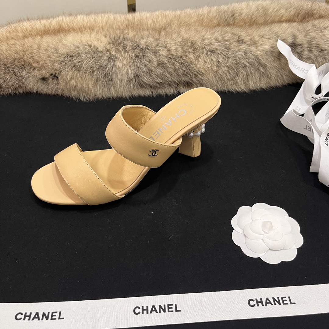 NO:243215,Chanel small chanel coco mid-heel slippers The unique design shows the immortal Chanel style, the combination of special heels forms a clever contrast, straightforward and charming. Fabric sheepskin or silk cloth, inner lambskin Heel height 7cm hot diamond special heel pearl heels Sole Italian leather outsole Size 35-39 (34, 40, 41 custom-made non-return and exchange), high heels sandals, chanel, chanel, sandals, high heels, slippers, sheepskin, real silk, Leather soles19860909Chanel小香香奈儿coco中跟拖鞋 独特的设计展示不朽的Chanel风格,异形跟的结合形成巧妙的对比,率性利落,魅力难挡. 面料羊皮或真丝布 内里小羊皮 跟高7cm烫钻异形跟珍珠跟 鞋底意大利真皮大底 码数35-39（34,40,41定制不退换）,高跟鞋凉鞋,chanel,chanel,sandals,high heels,slippers,sheepskin,real silk,Leather soles,Women's Shoes