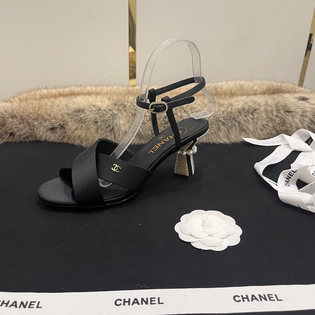 NO:243220,Chanel Xiaoxiang Chanel coco mid-heel sandals shoes. The unique design shows the immortal Chanel style. The combination of special heels forms a clever contrast, which is straightforward and neat, and the charm is unstoppable. Fabric sheepskin or silk cloth inner lambskin Heel height 7cm hot diamond special heel pearl heels sole Italian leather outsole size 35-39 (34, 40, 41 custom-made non-return and exchange), high heels sandals, chanel, chanel, sandals, high heels, sheepskin, real silk, Leather soles19860909Chanel小香香奈儿coco中跟凉鞋鞋 独特的设计展示不朽的Chanel风格,异形跟的结合形成巧妙的对比,率性利落,魅力难挡. 面料羊皮或真丝布 内里小羊皮 跟高7cm烫钻异形跟珍珠跟 鞋底意大利真皮大底 码数35-39（34,40,41定制不退换）,高跟鞋凉鞋,chanel,chanel,sandals,high heels,sheepskin,real silk,Leather soles,Women's Shoes