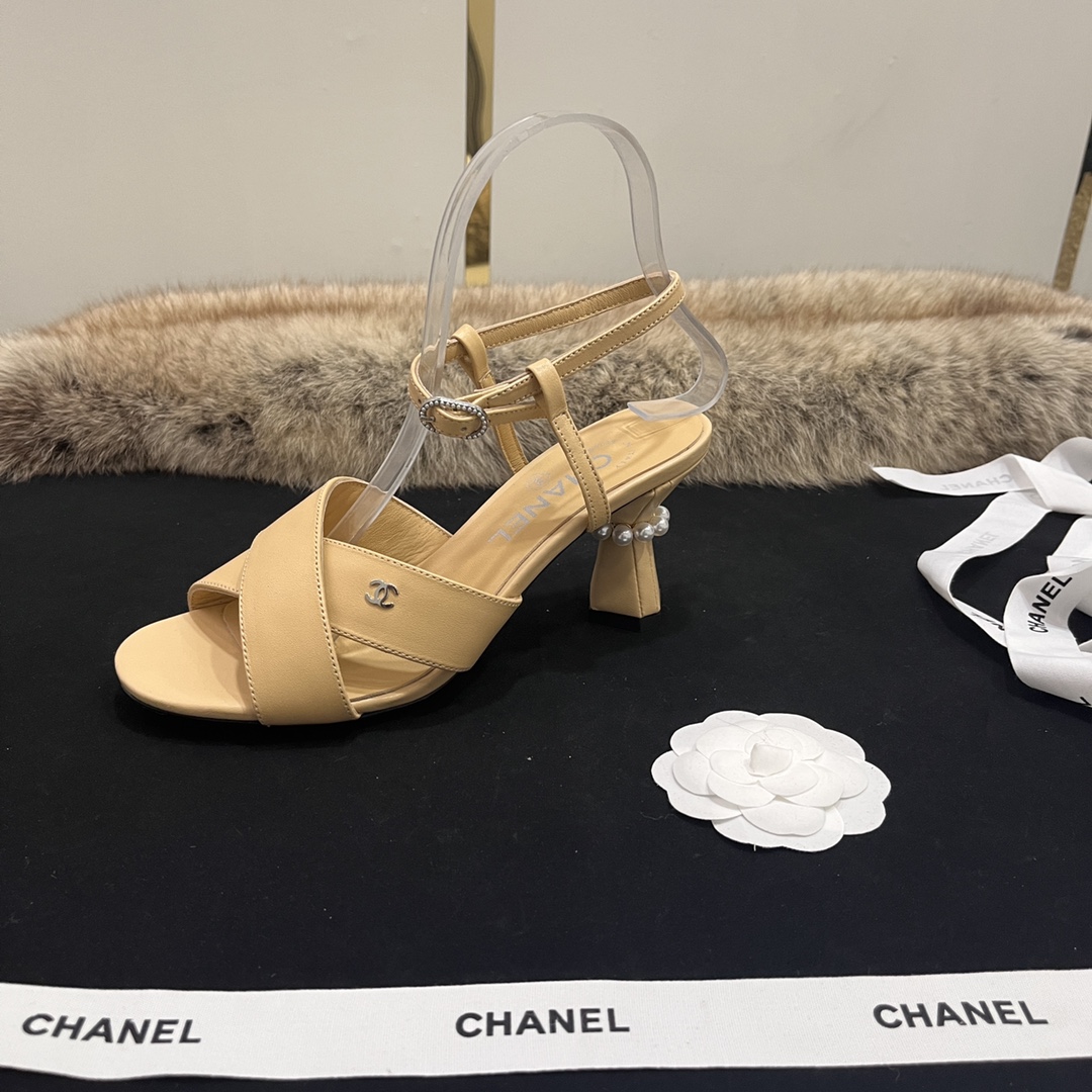 NO:243224,Chanel small chanel coco mid-heel sandals. The unique design shows the immortal Chanel style. The combination of special heels forms a clever contrast, which is straightforward and neat, and the charm is unstoppable. Fabric sheepskin or silk cloth inner lambskin. Heel height 7cm hot diamond special heel pearl heels. Sole Italian leather outsole. Size 35-39 (34, 40, 41 custom-made non-return and exchange), high heels sandals, chanel, chanel, sandals, high heels, sheepskin, real silk, Leather soles19860909Chanel小香香奈儿coco中跟凉鞋 独特的设计展示不朽的Chanel风格,异形跟的结合形成巧妙的对比,率性利落,魅力难挡. 面料羊皮或真丝布 内里小羊皮 跟高7cm烫钻异形跟珍珠跟 鞋底意大利真皮大底 码数35-39（34,40,41定制不退换）,高跟鞋凉鞋,chanel,chanel,sandals,high heels,sheepskin,real silk,Leather soles,Women's Shoes