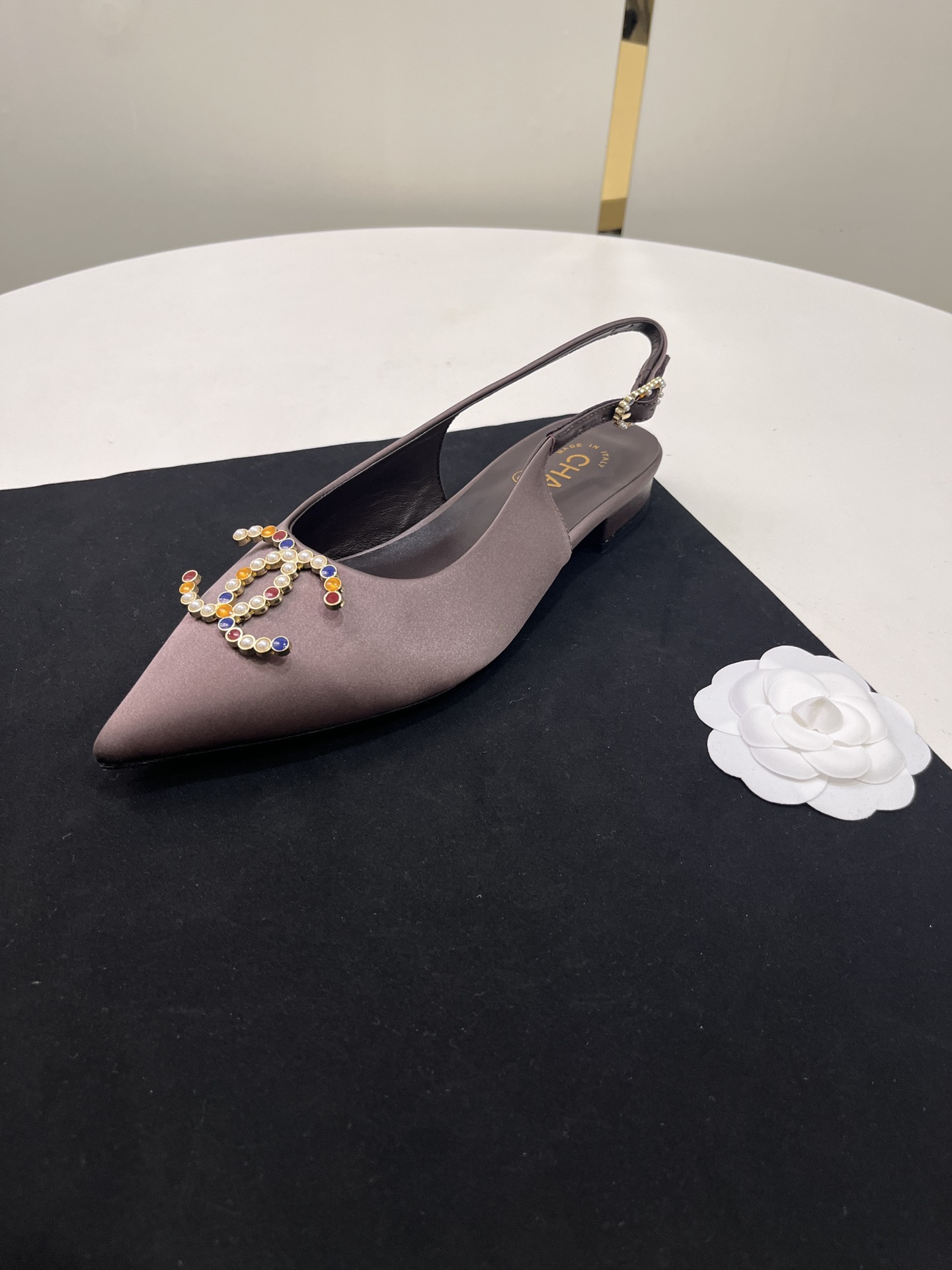 NO:243256,CHANEL Chanel｜Xiaoxiang 24P new classic double C pointed-toe empty sandals!  The upper is made of custom imported silk, the inner tiptoe is all silk sheepskin imported from Italy, the heel height is 7 cm/flat sole size35-39 (customized by 40/41), sandals, chanel, chanel, sandals, cowhide, sheepskin, real silk19860909CHANEL香奈儿｜小香24P新品经典 双C尖头后空凉鞋！ 鞋面采用定制进口真丝 内里踮脚均为丝绸羊皮 意大利进口牛皮大底 跟高7厘米/平底 size35-39（40/41定制）,凉鞋,chanel,chanel,sandals,cowhide,sheepskin,real silk,Women's Shoes