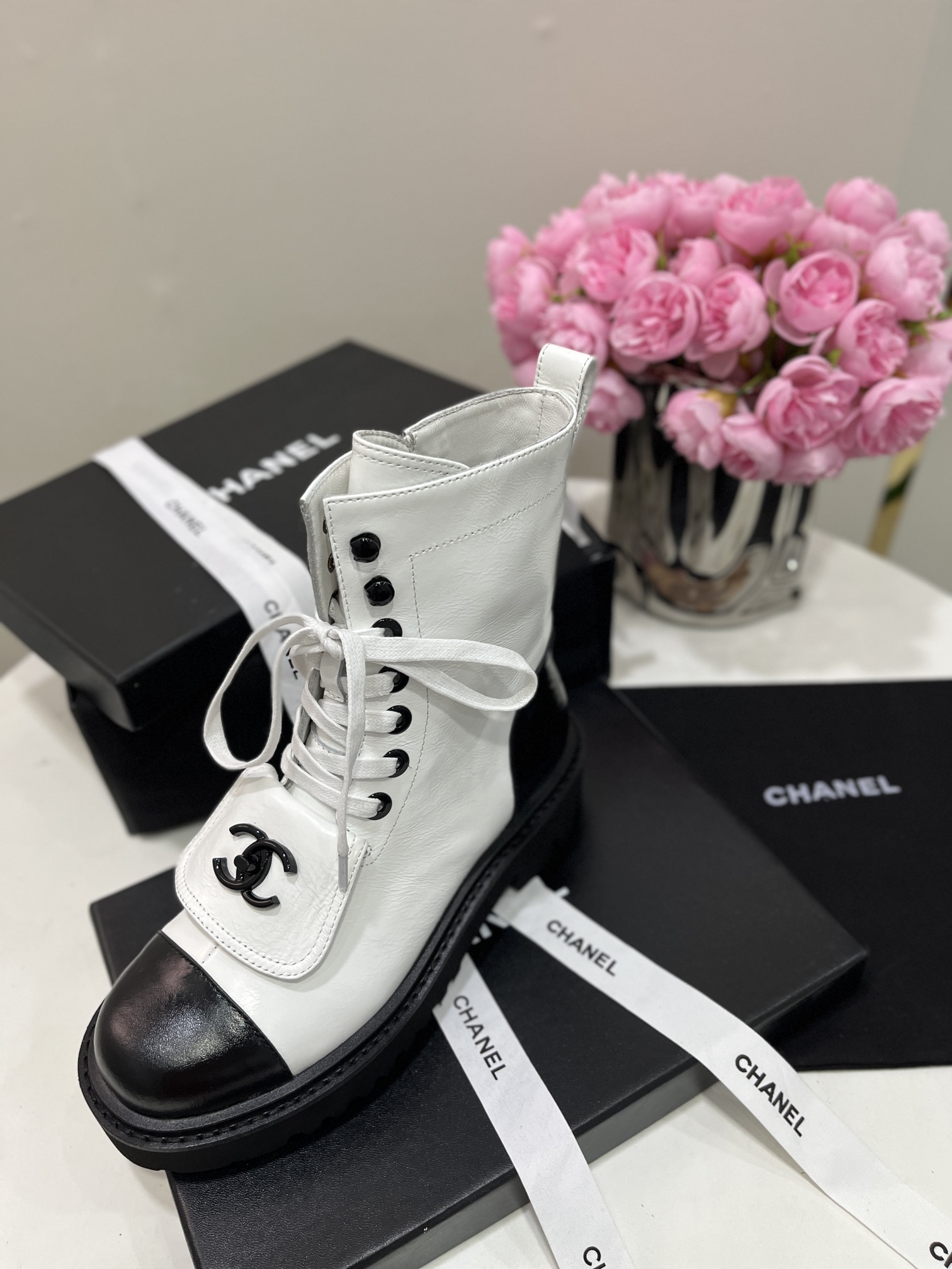 NO:496554,CHANEL Xiaoxiang autumn and winter sheepskin short boots lace-up Martin boots are new. The style is also the basic version of Xiangjia Martin boots, neat and handsome. The upper is made of oil wax leather, which is super soft and skin-soft, quite broad and full, and handsome!  The inside is soft and water-dyed lambskin!  Original rubber outsole, exclusive, top quality 35-41. 40 41 custom made, boots, chanel, chanel, boots, sheepskin19860909CHANEL小香秋冬羊皮短靴系带马丁靴新品 版型也香家马丁靴基础版型,利落帅气 鞋面用了油蜡皮皮,超级柔软的贴肤感,挺阔饱满,帅气拿捏！ 内里柔软水染小羊皮！ 鞋底原版橡胶大底 独家 顶级精品35-41. 40 41定做,靴子,chanel,chanel,boots,sheepskin,Women's Shoes