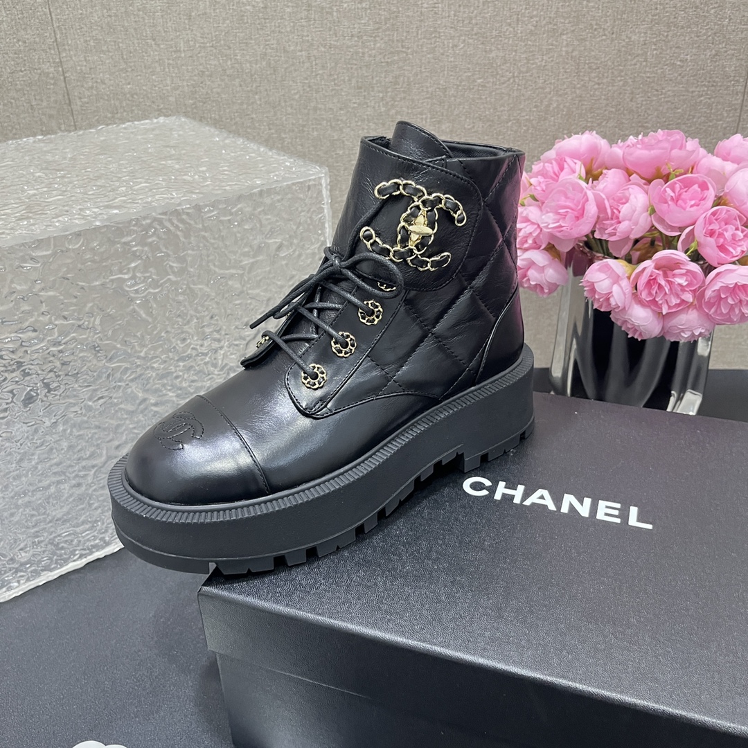 NO:464184,Chanel Chanel Xiaoxiang new lace-up diamond short boots Martin boots ~~~ Exclusive recommendation, the highest version in the market~~~ Original 11 customization, fabric sheepskin inner sheepskin, outsole Italian rubber combination sole, heel height 3.5cm, size 35-39 (40 custom made without return), boots, chanel, chanel, boots, sheepskin19860909chanel香奈儿小香新款系带菱格短靴马丁靴 ～～～独家推荐,市场最高版～～～原版11定制, 面料羊皮 内里羊皮里 大底意大利橡胶组合皮底 跟高3.5cm 码数35-39（40定做不退换）,靴子,chanel,chanel,boots,sheepskin,Women's Shoes