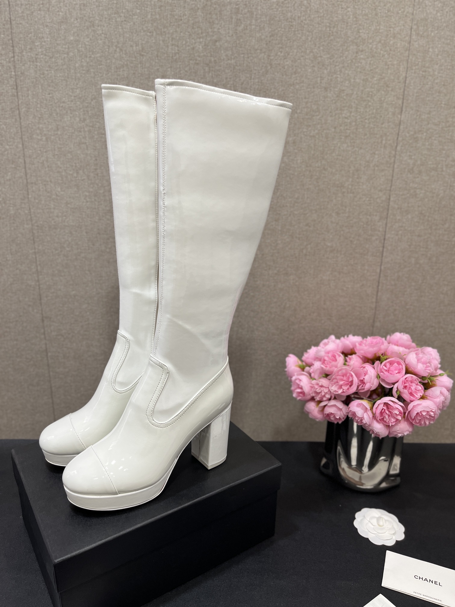 NO:482440,Chanel Chanel Xiaoxiangjia high boots | Thick-soled thick-heeled waterproof platform elegantly raised zippered women's boots. The barrel height is 38 cm, the calf circumference is 33.5 cm, the ankle is 26 cm. Upper cowhide/frosted cowhide + elastic pu/elastic matte back velvet cloth inner sheepskin outsole Italian leather outsole, heel height is 2.5 cm in front and 9CM super stable Shoe size: 35-39 (34.40.41 fixed) The original counter full set of luxury packaging, boots, chanel, chanel, chanel, boots, cowhide, sheepskin, Leather soles19860909香奈儿chanel 小香家高靴长靴| 厚底粗跟防水台优雅增高拉链女靴 筒高38㎝,小腿围33.5厘米,脚踝26厘米 鞋面牛皮/磨砂牛皮+弹力pu/弹力磨砂反绒布 内里羊皮 大底意大利真皮大底、跟高前2.5厘米后9CM超稳 鞋码: 35-39（34.40.41定） 原版专柜全套豪华包装,靴子,chanel,chanel,chanel,boots,cowhide,sheepskin,Leather soles,Women's Shoes