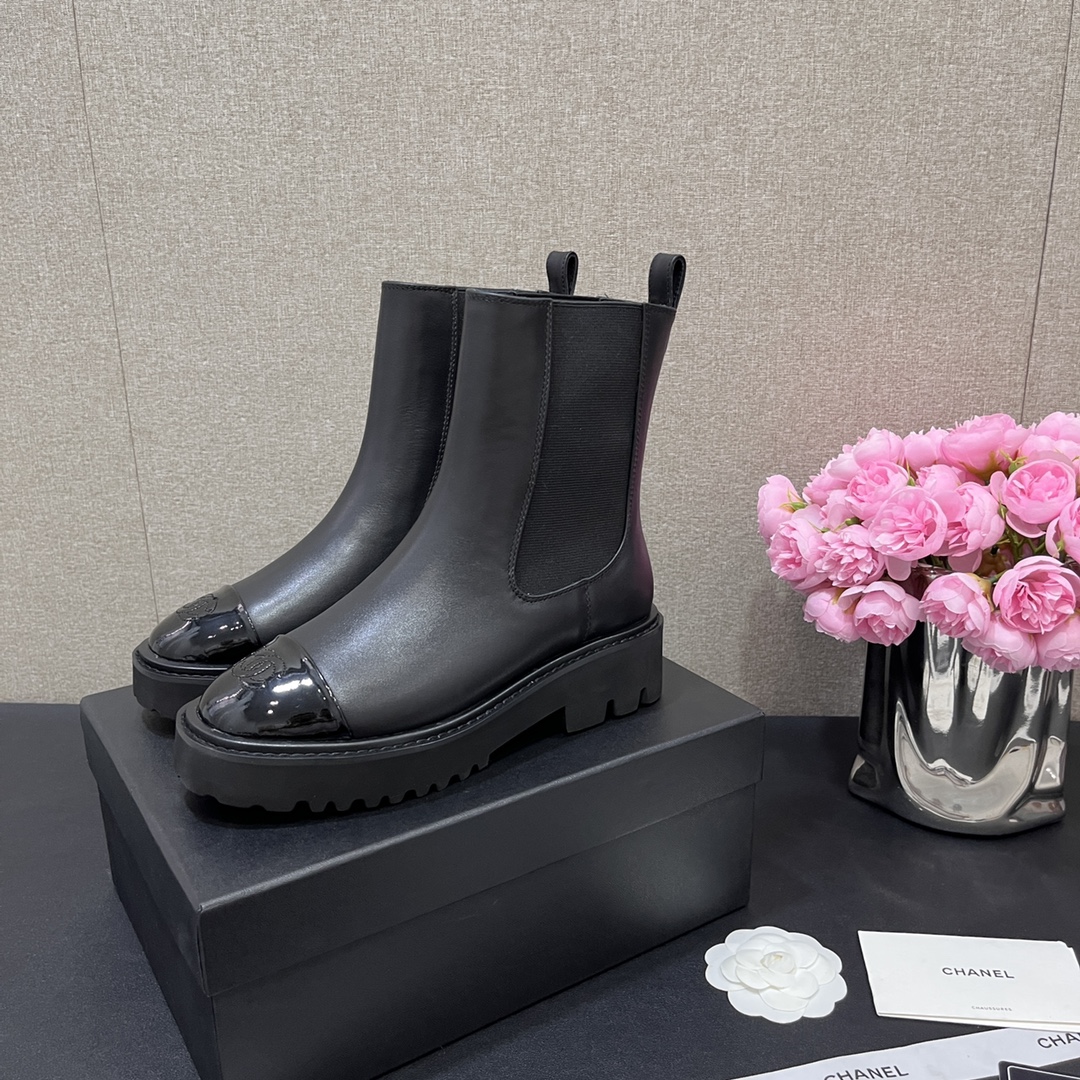 NO:481930,Chanel Chanel autumn and winter b new single shoes thick sole elastic belt Chelsea boots patent leather splicing short boots original custom upper cowhide splicing footbed sheepskin lining heavy gold mold foamed sole heel height 4.5cm size 35-40 fixed, boots, chanel, chanel, boots, cowhide, sheepskin19860909chanel香奈儿秋冬b新款单鞋厚底松紧带切尔西靴漆皮头拼接短靴 鞋面原版定制 牛皮拼接 垫脚羊皮内里 重金开模发泡大底 跟高4.5cm 码数35-40定,靴子,chanel,chanel,boots,cowhide,sheepskin,Women's Shoes