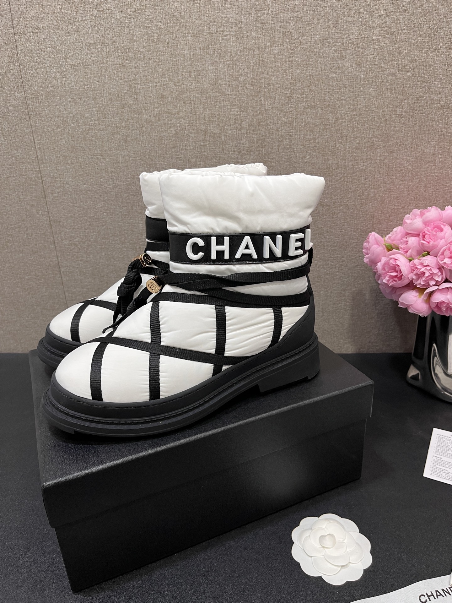 NO:482010,[Chanel Chanel] Classic snow boots in autumn and winter, super warm artifact is as soft as a down jacket, the sole logo can be switched to and has a very anti-slip with nails, which is beautiful and practical. The price is in Xiangxiang. Fabric tarp, inner wool, large sole anti-slip rubber sole + anti-slip cleat (can be switched and removed) Size 35~39 (40.41 fixed), boots, chanel, chanel, boots, down jacket19860909【Chanel·香奈儿】秋冬经典款雪地靴,超保暖神器像羽绒服一样柔软,鞋底logo可以切换带钉的很防滑,好看又实用这个价钱的性价比在香香 面料防水布 内里羊毛 大底防滑橡胶底+防滑钉（可切换和拆卸） 码数35~39（40.41定）,靴子,chanel,chanel,boots,down jacket,Women's Shoes