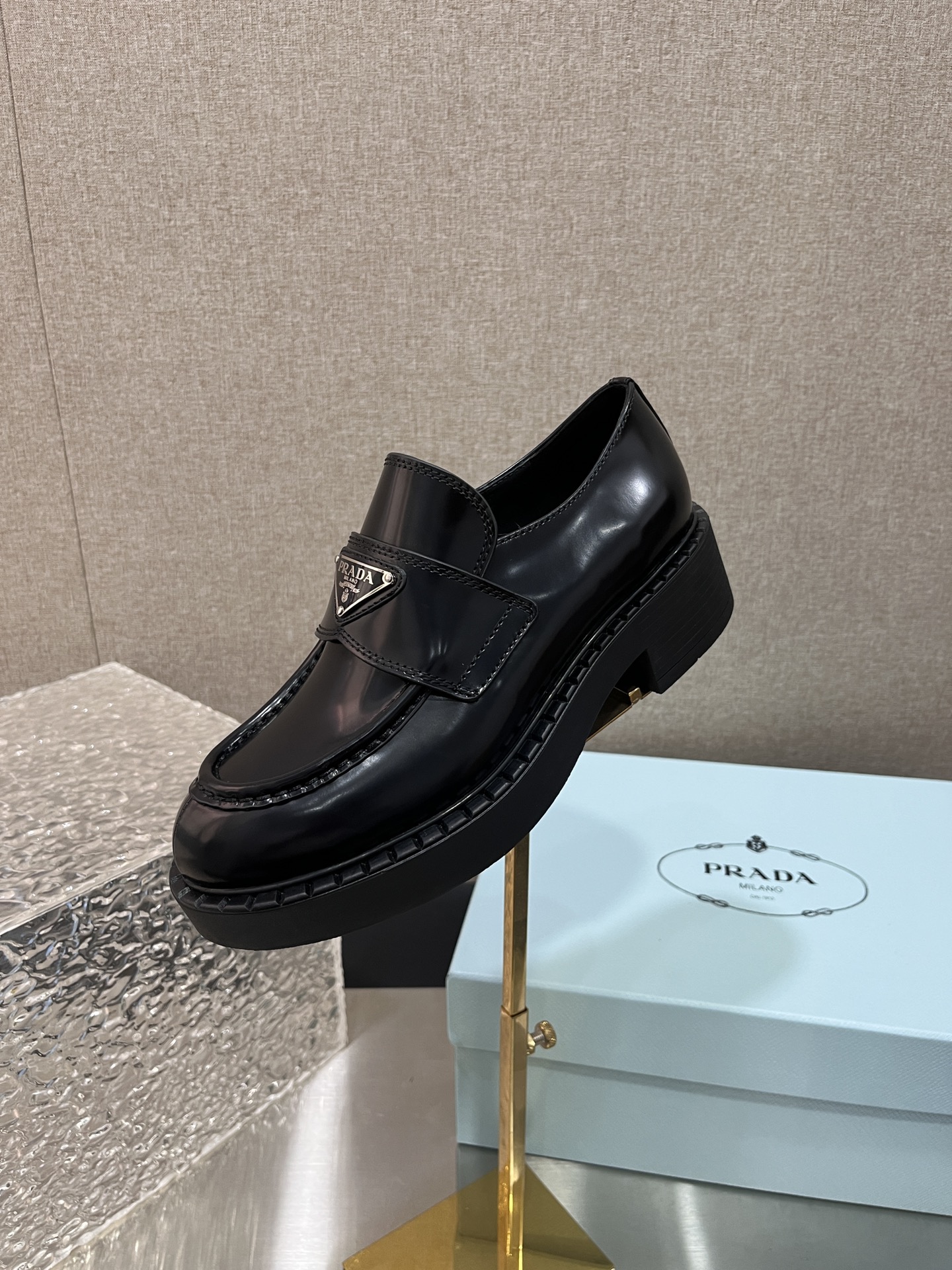 NO:481926,Look here, treasures!  Prada's classic thick-soled loafers are superb!  The classic triangle mark is super eye-catching, the leather is soft and textured. The thick-soled design makes it look tall and fashionable, and it is not tiring to walk. Whether it is matched with skirts or trousers, you can easily grasp the fashionable feeling. Fabric is made of beaded cowhide and soft sheepskin inside. Size 35-39 40.41, loafers, prada, prada, loafers, skirts, cowhide, sheepskin19860909宝子们看过来！Prada普拉达经典厚底乐福鞋超绝！经典三角标超吸睛,皮质柔软有质感.厚底设计显高又时髦,走路还不累脚.无论是搭配裙装还是裤装,都能轻松拿捏时尚感. 面料开边珠牛皮 内里柔软羊皮 码数35-39 40.41定,乐福鞋,prada,prada,loafers,skirts,cowhide,sheepskin,Women's Shoes