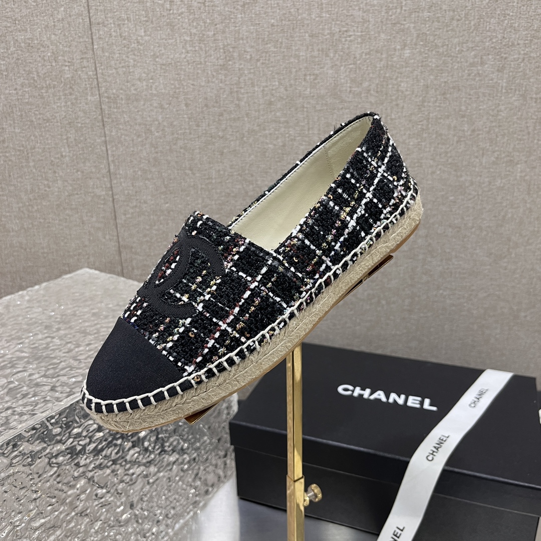NO:470272,CHANEL Chanel new hemp rope bottom fisherman shoes. The upper is made of imported printed cloth, the inner cushion is silk sheepskin, super soft sheep foot pad, original glue-injected translucent rubber original color luster bottom. size35-40 (34, 41, 42 can be customized, no return or exchange) P, fisherman shoes, chanel, chanel, espadrilles, sheepskin19860909CHANEL香奈儿新麻绳底渔夫鞋.鞋面采用进口印花布,内里垫为丝绸羊皮,超柔软绵羊垫脚,原版注胶半透明橡胶原色麻底.size35-40（34、41、42可定做,不退换）P,渔夫鞋,chanel,chanel,espadrilles,sheepskin,Women's Shoes