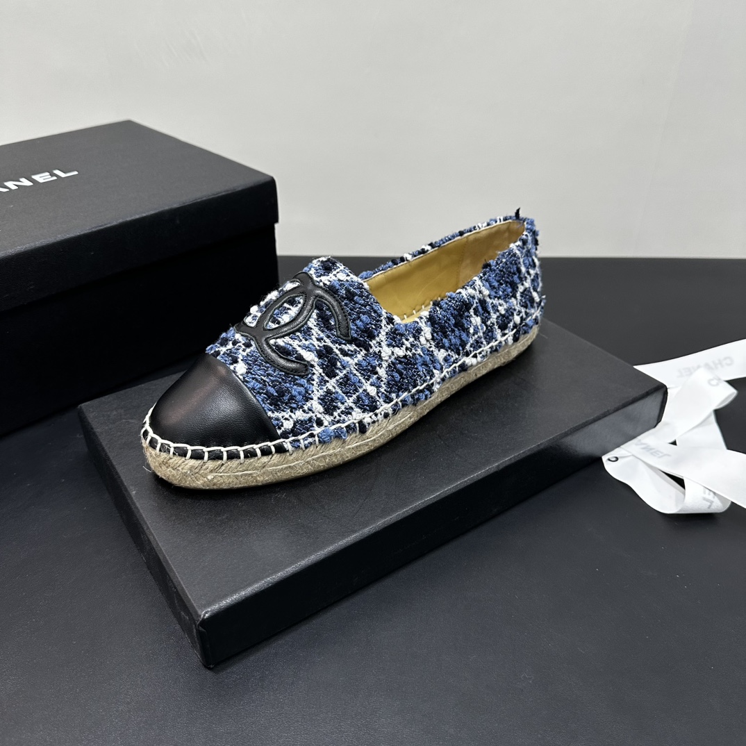 NO:470259,CHANEL Chanel new hemp rope bottom fisherman shoes. The upper is made of imported printed cloth, the inner cushion is silk sheepskin, super soft sheep foot pad, original glue-injected translucent rubber original color luster bottom. size35-40 (34, 41, 42 can be customized, no return or exchange) P, fisherman shoes, chanel, chanel, espadrilles, sheepskin19860909CHANEL香奈儿新麻绳底渔夫鞋.鞋面采用进口印花布,内里垫为丝绸羊皮,超柔软绵羊垫脚,原版注胶半透明橡胶原色麻底.size35-40（34、41、42可定做,不退换）P,渔夫鞋,chanel,chanel,espadrilles,sheepskin,Women's Shoes