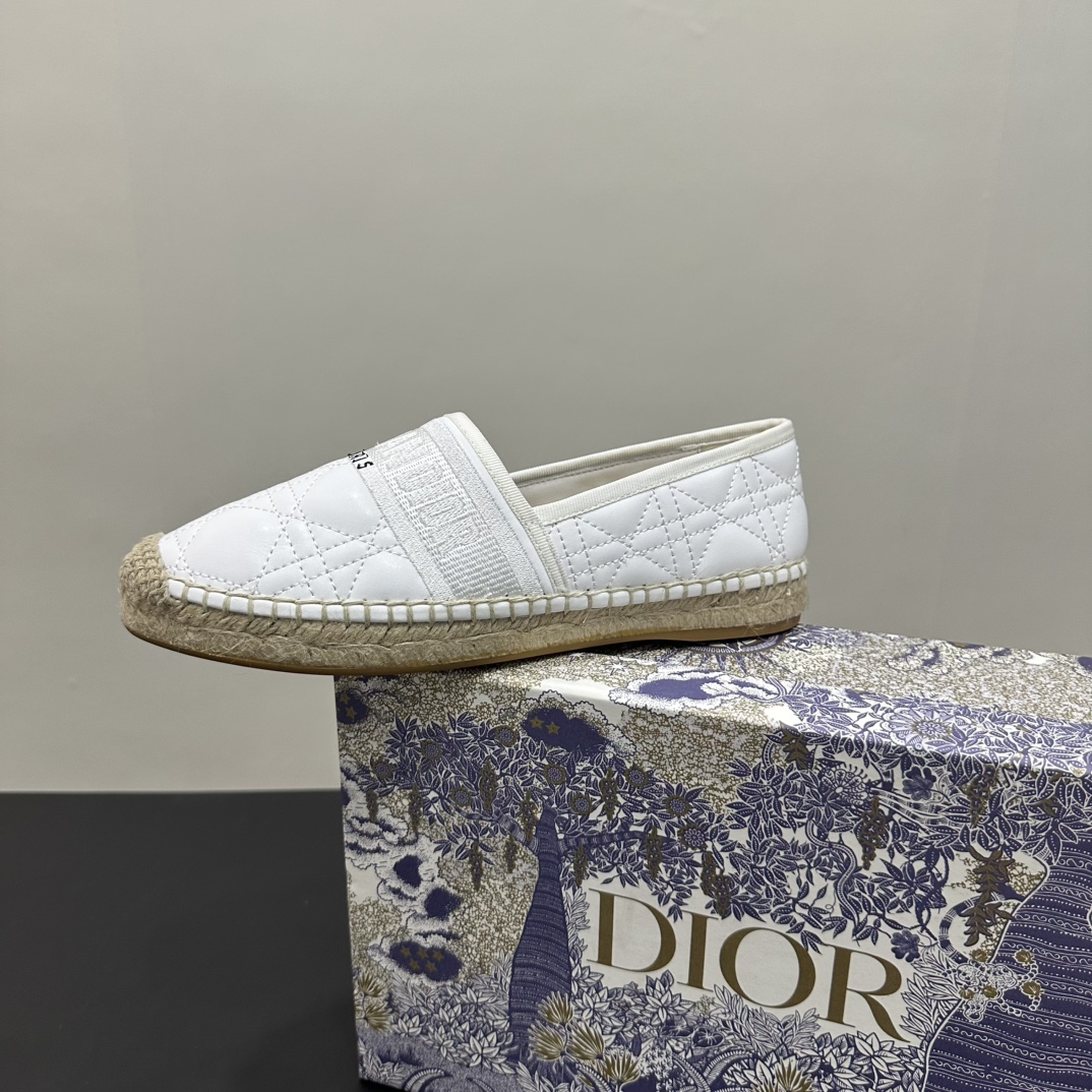 NO:470265,DIOR fisherman shoes are a must-have for fashion appearance!  The treasures, Dior fisherman's shoes come to blow up the field!  The iconic Dior logo strap, paired with exquisite woven textures, is very high-end at a glance. Whether it is a sweet-style dress or a casual jeans, it can give off a unique flavor. The soles are soft, the feet feel comfortable, and you won’t be tired after walking for a long time. It is the focus when you wear it on daily commuting and vacation trips. The number is limited, don’t wait for fashion trendsetters, and quickly get this pair of treasure shoes!  35-39 34 40 41 42 Custom made, fisherman's shoes, dior, dior, espadrilles, skirts, jeans19860909DIOR迪奥渔夫鞋,时尚出圈必备！ 宝子们,迪奥渔夫鞋来炸场！标志性迪奥标识带,搭配精致编织纹理,一眼就很高级 .不管是甜美风连衣裙,还是率性牛仔裤,它都能搭出独特味道. 鞋底柔软,脚感舒适,久走也不累.日常通勤、度假旅行,穿上它都是焦点.数量有限,时尚弄潮儿别等,速速拿下这双宝藏鞋！码数35-39 34 40 41 42订做,渔夫鞋,dior,dior,espadrilles,skirts,jeans,Women's Shoes