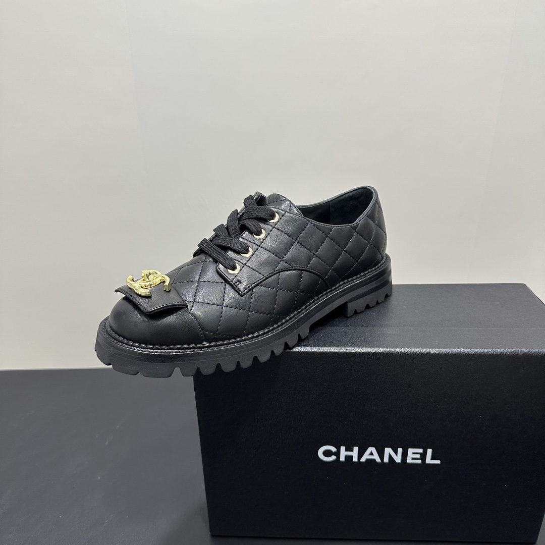 NO:247352,Chanel CHANEL Xiaoxiang 25K new thick-soled single shoes, original 1:1 replica, classic among classics, whether paired with pants or skirts, the small round head design is very good to modify the foot shape, a must-have for little fairies!  The upper is made of imported calfskin, top-grade mixed-bred sheepskin inside, original outsole, size 35-39 (customized by 40/41), loafers, chanel, loafers, skirts, cowhide, sheepskin19860909Chanel CHANEL小香25K新品厚底单鞋 原版1:1复刻 经典中的经典 无论搭配裤装还是裙装都是完美 小圆头的设计很好的修饰脚型 小仙女们必备！ 鞋面采用进口小牛皮 内里顶级混种羊皮 原版大底 码数 35-39（40/41定制）,乐福鞋,chanel,loafers,skirts,cowhide,sheepskin,Women's Shoes