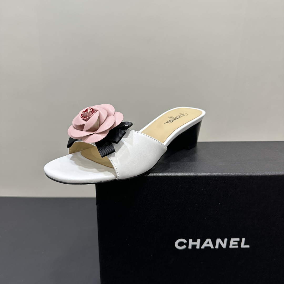 NO:243161,The new 2025 CHANEL Chanel small fragrance pink camellia slippers are a perfect fusion of fashion and quality. The exquisite pink flower decoration on the upper, paired with a classic black bow, is like a romantic elf in a spring garden, elegant and chic, instantly illuminating the overall shape. The upper sheepskin inner sheepskin sole genuine leather sole heel height 5cm size 36-40 (customized for 35.41.42.43.44), slippers, chanel, chanel, slippers, sheepskin19860909中跟 2025新款CHANEL香奈儿小香粉色山茶花拖鞋,时尚与品质的完美融合.鞋面精致的粉色花朵装饰,搭配经典黑蝴蝶结,宛如春日花园里的浪漫精灵,优雅又别致,瞬间点亮整体造型. 鞋面羊皮 内里羊皮 鞋底真皮底 跟高5cm 码数36-40（35.41.42.43.44定做）,拖鞋,chanel,chanel,slippers,sheepskin,Women's Shoes