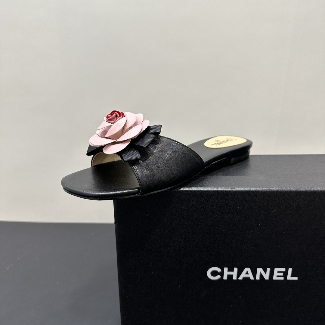 NO:243166,Flat 2025 new CHANEL Chanel small fragrance pink camellia slippers, a perfect fusion of fashion and quality. The exquisite pink flower decoration on the upper, paired with a classic black bow, is like a romantic elf in a spring garden, elegant and chic, instantly illuminating the overall shape. Upper sheepskin inner sheepskin sole genuine leather sole heel height 1cm size 36-40 (customized for 35.41.42.43.44), slippers, chanel, chanel, slippers, sheepskin19860909平底 2025新款CHANEL香奈儿小香粉色山茶花拖鞋,时尚与品质的完美融合.鞋面精致的粉色花朵装饰,搭配经典黑蝴蝶结,宛如春日花园里的浪漫精灵,优雅又别致,瞬间点亮整体造型. 鞋面羊皮 内里羊皮 鞋底真皮底 跟高1cm 码数36-40（35.41.42.43.44定做）,拖鞋,chanel,chanel,slippers,sheepskin,Women's Shoes