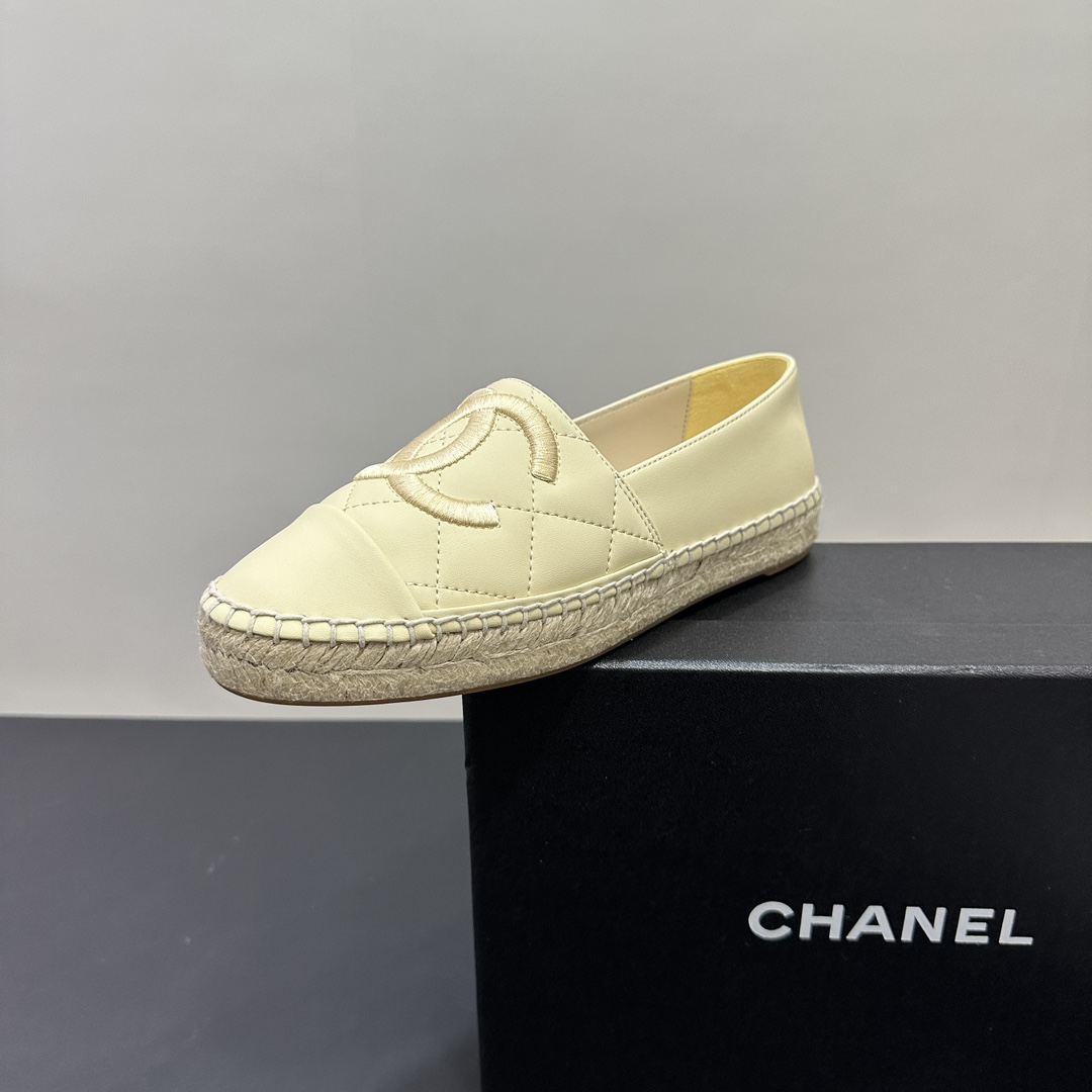 NO:470245,CHANEL Chanel new hemp rope bottom fisherman shoes. The upper is made of sheepskin electric embroidered double c, the inner cushion is silk sheepskin, super soft sheep foot pad, original glue-injected translucent rubber original color luster bottom. size35-40 (34, 41, 42 can be customized, no return or exchange), fisherman shoes, chanel, chanel, espadrilles, sheepskin19860909CHANEL香奈儿新麻绳底渔夫鞋.鞋面采用羊皮电绣双c,内里垫为丝绸羊皮,超柔软绵羊垫脚,原版注胶半透明橡胶原色麻底.size35-40（34、41、42可定做,不退换）,渔夫鞋,chanel,chanel,espadrilles,sheepskin,Women's Shoes